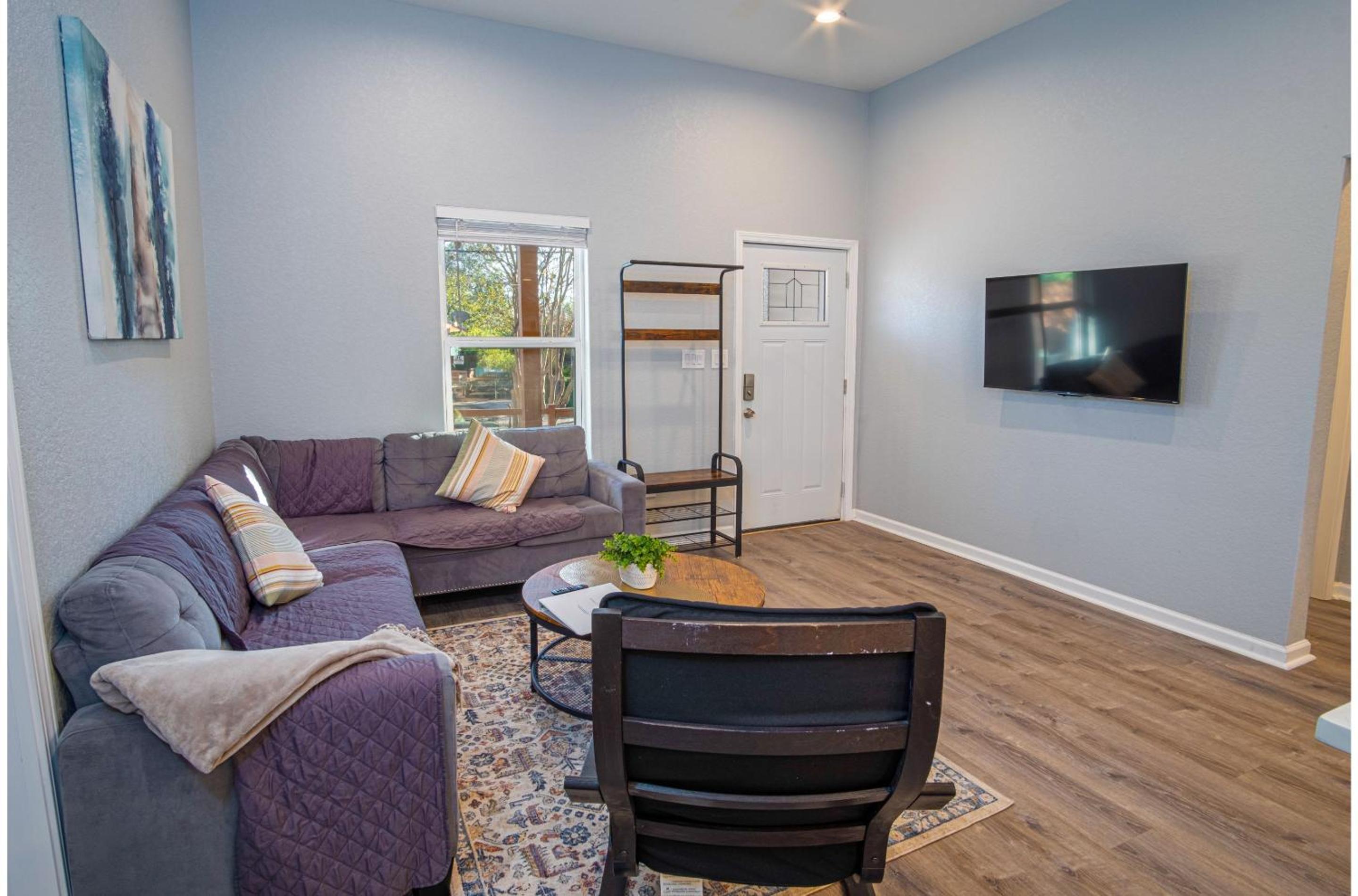 Escape to 4BR3BA Downtown Home Brand New view 5