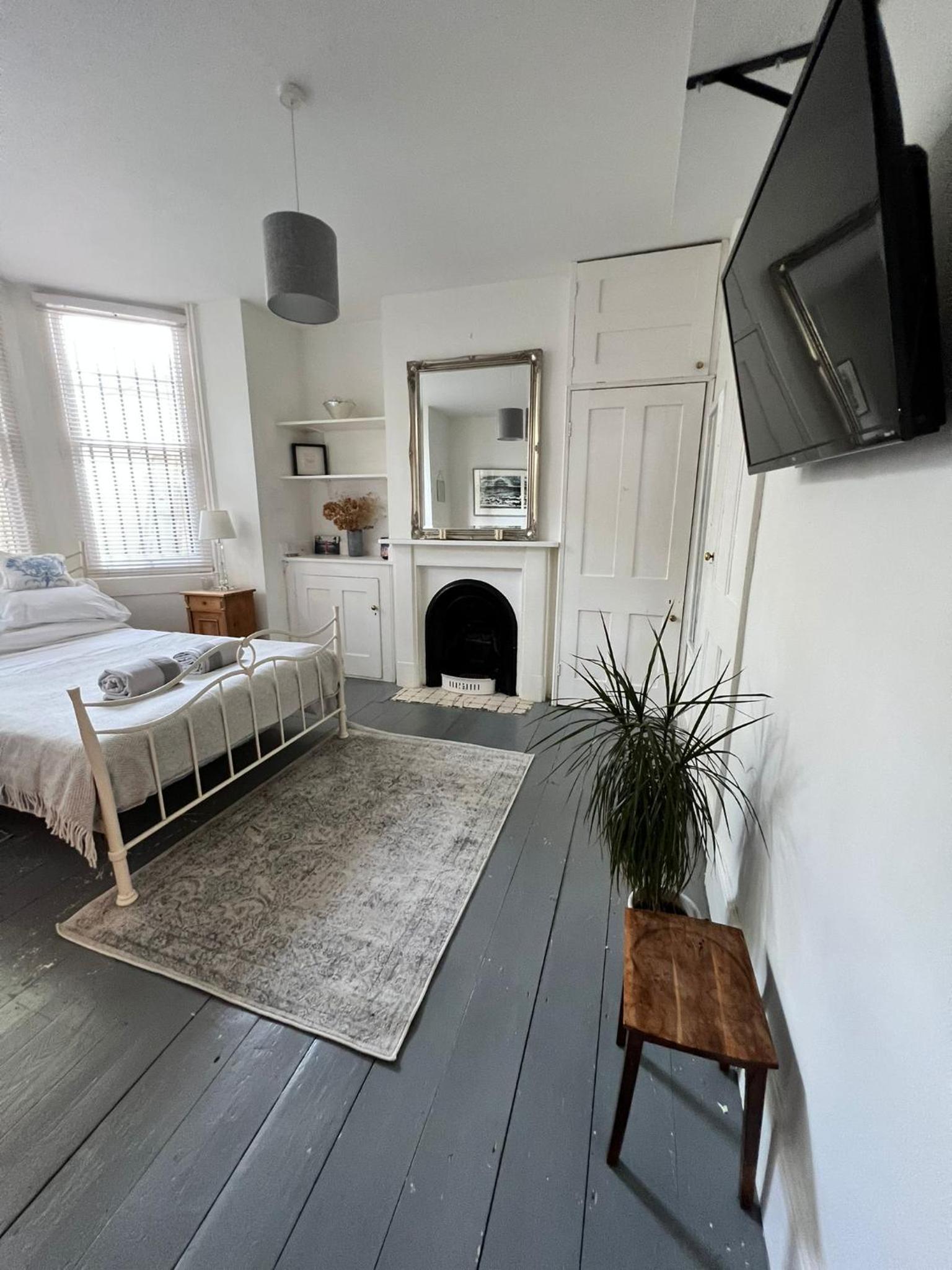 Pretty studio, 2 minutes to beach! Self-contained. view 5