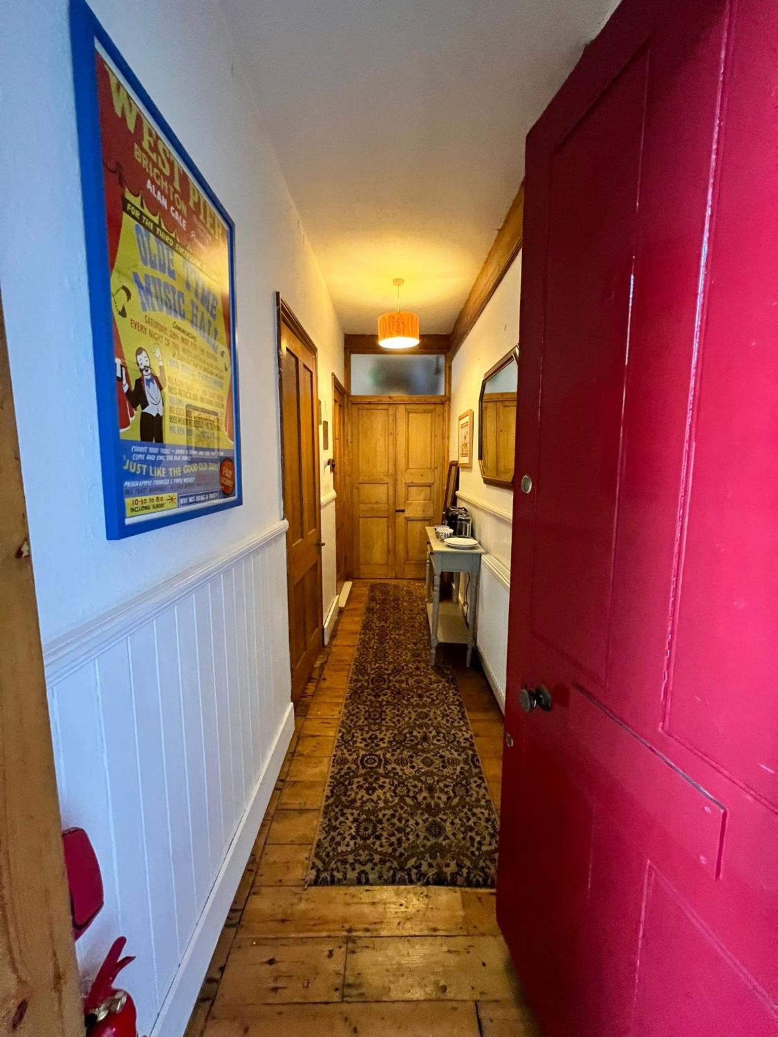 Pretty studio, 2 minutes to beach! Self-contained. view 3