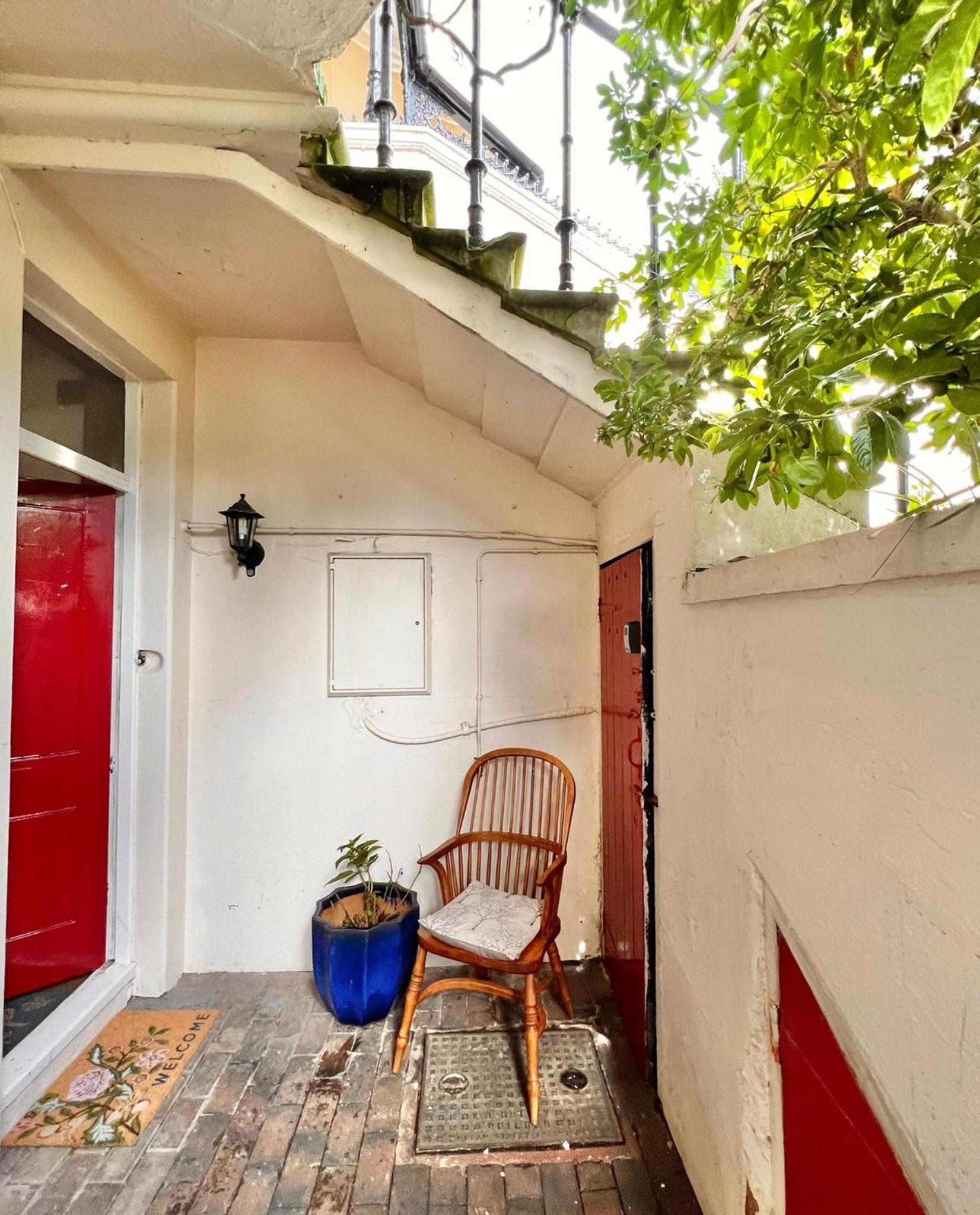 Pretty studio, 2 minutes to beach! Self-contained. view 2