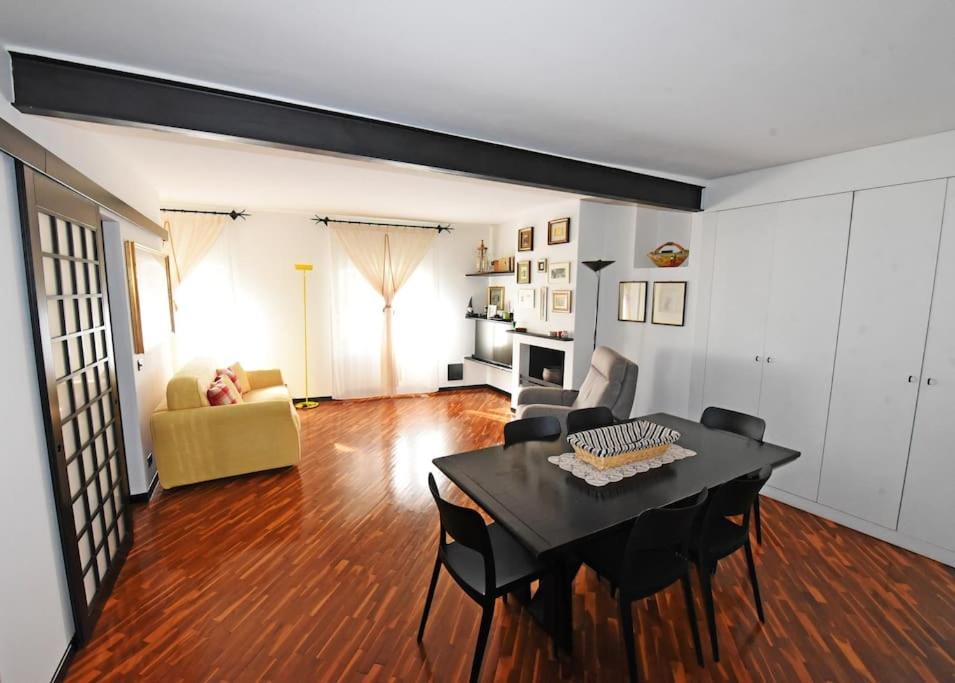 Joyful apartment in a building from the 1700s view 5