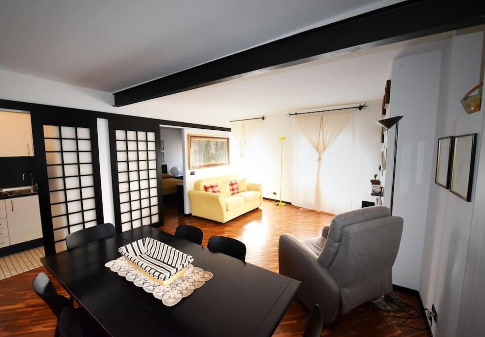 Joyful apartment in a building from the 1700s view 3