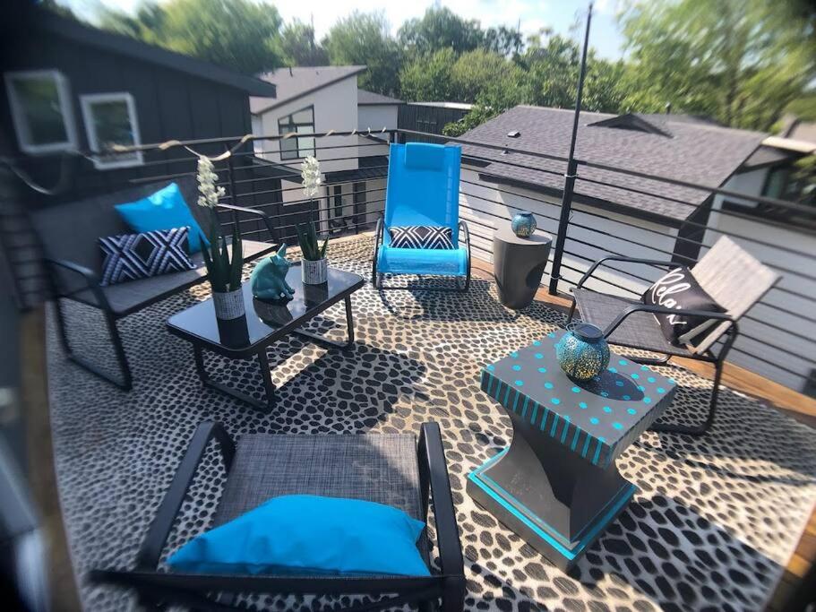 East Austintacious - artsy, walkable 4BR 4BA view 2