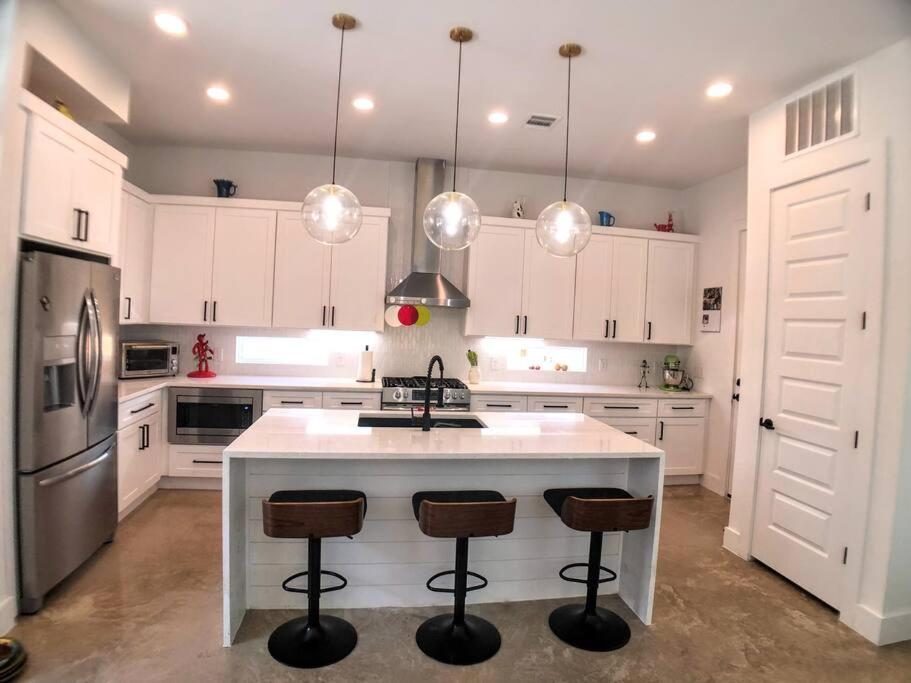 East Austintacious - artsy, walkable 4BR 4BA view 3