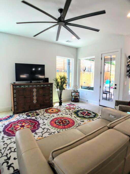 East Austintacious - artsy, walkable 4BR 4BA view 4