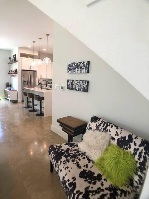East Austintacious - artsy, walkable 4BR 4BA view 5