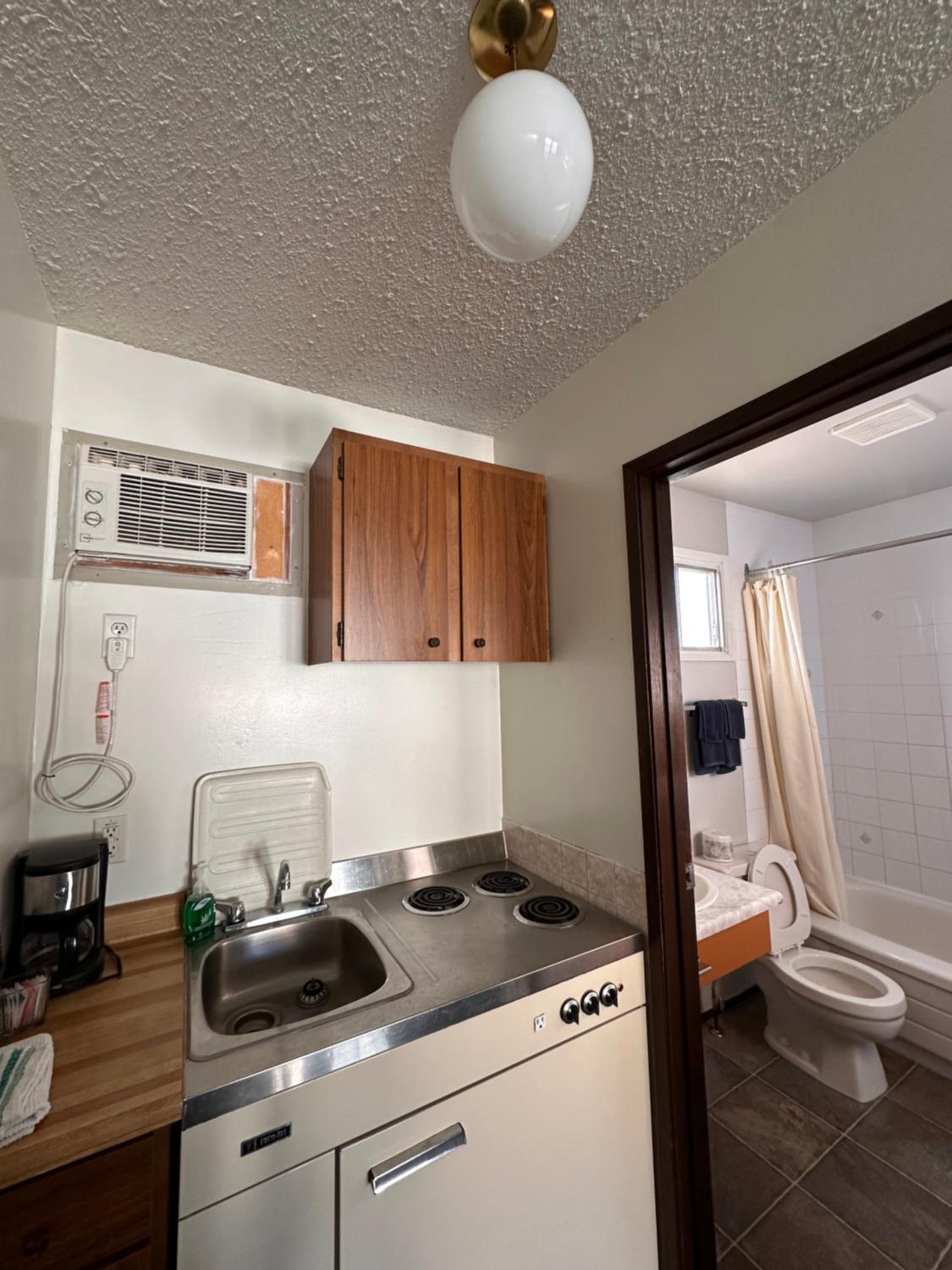 Edson Vacations - Howard Johnson by Wyndham Edson - Property Image 6