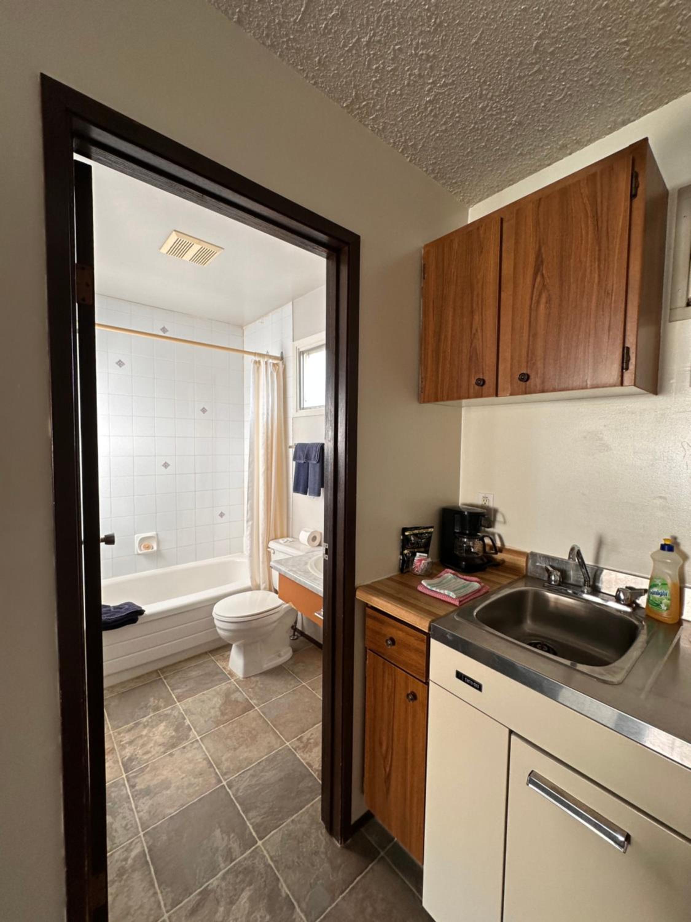 Edson Vacations - Howard Johnson by Wyndham Edson - Property Image 5