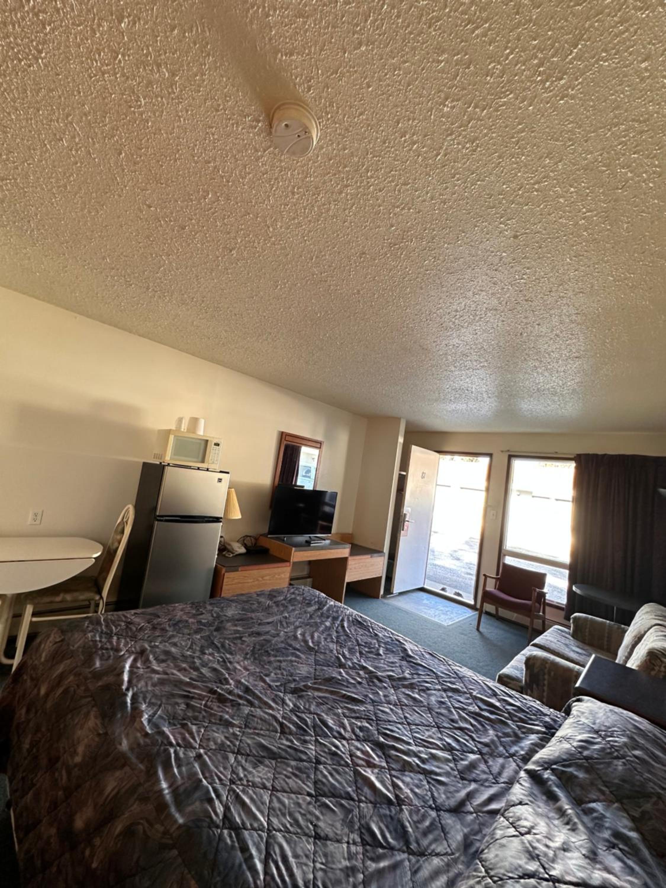 Edson Vacations - Howard Johnson by Wyndham Edson - Property Image 8