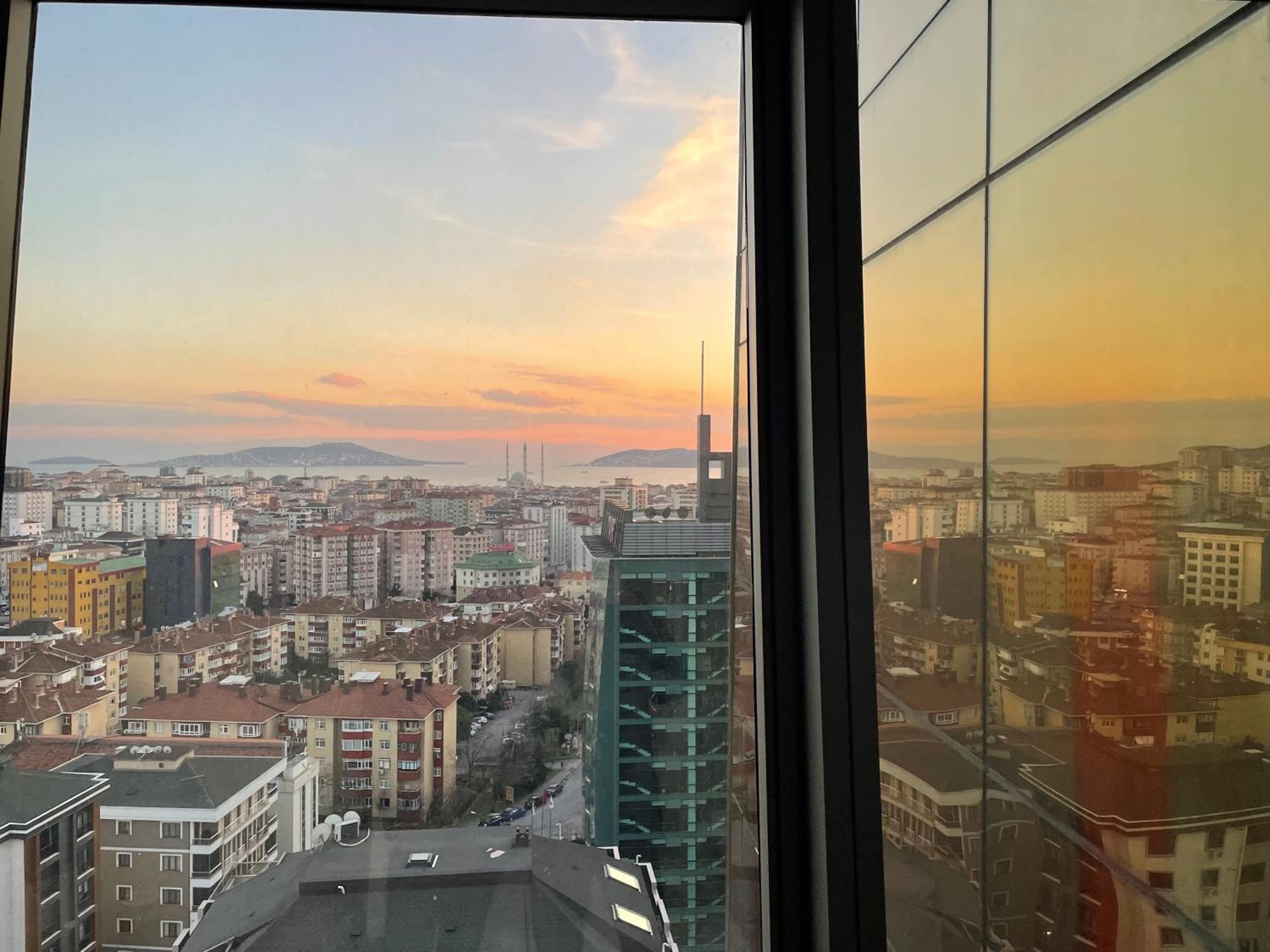 studio apt with Incredible view of the sea near metro station