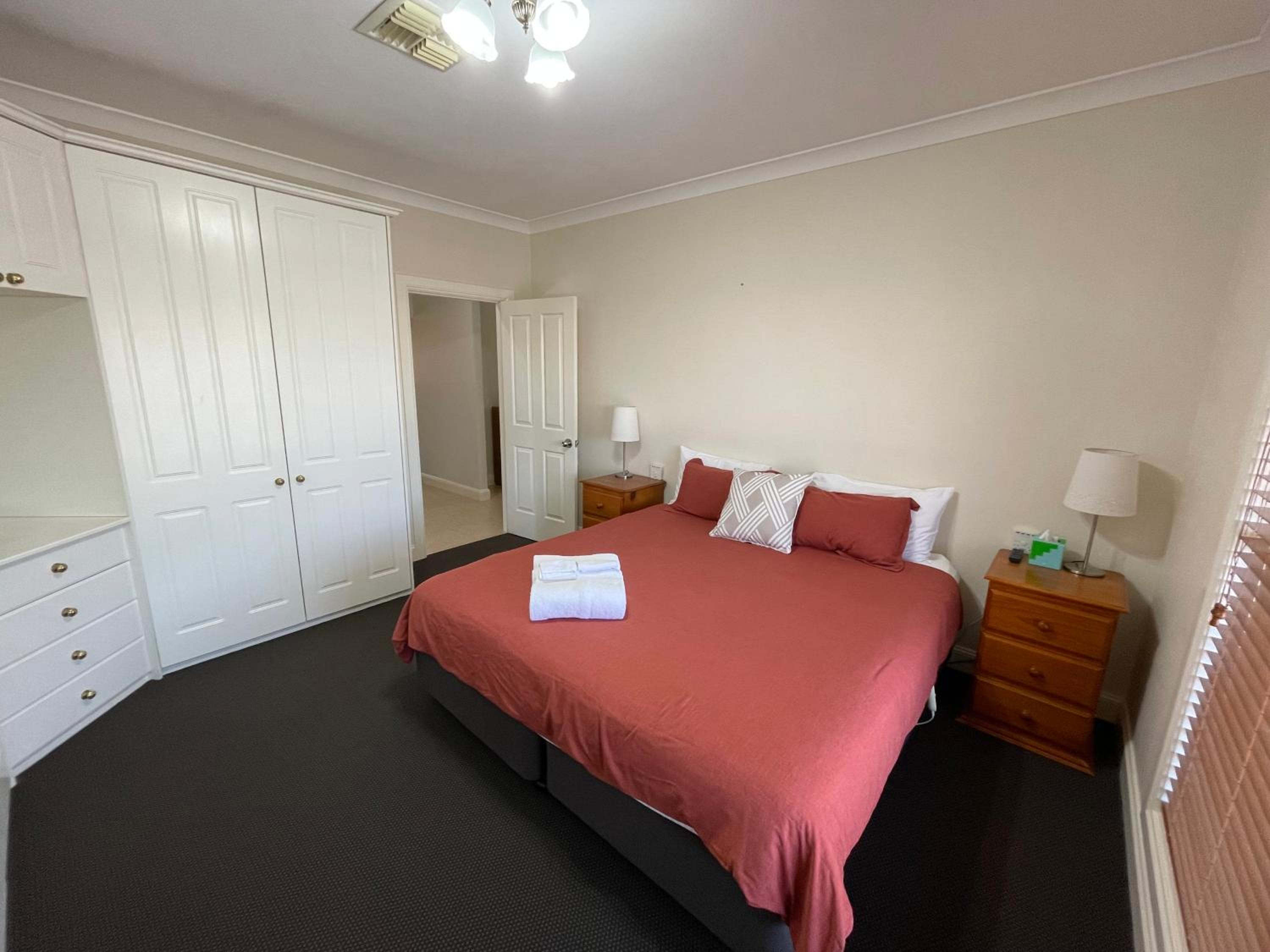 Spacious resort style property with pool in Mudgee - Rest Easy Mudgee Villa