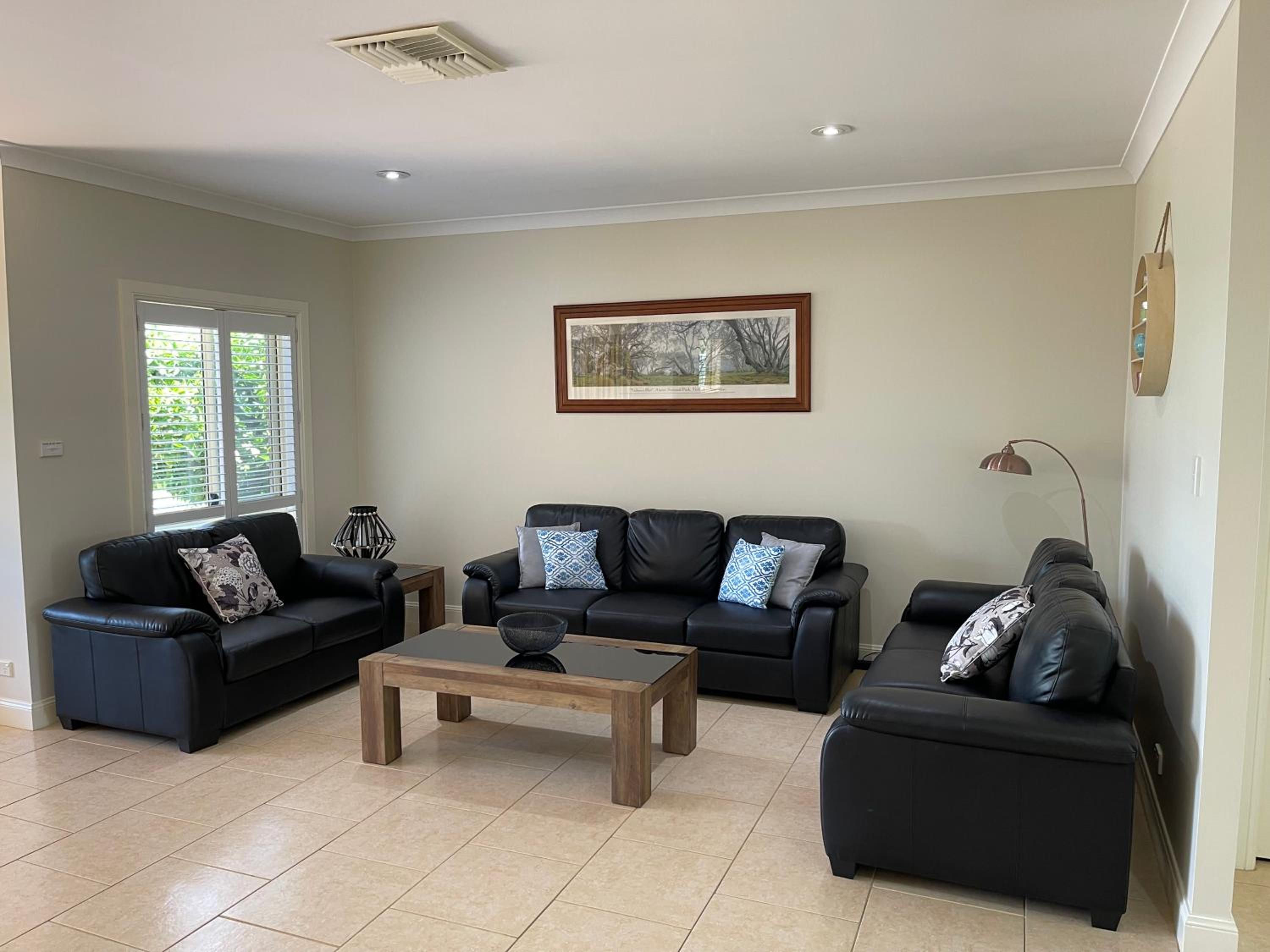 Spacious resort style property with pool in Mudgee - Rest Easy Mudgee Villa