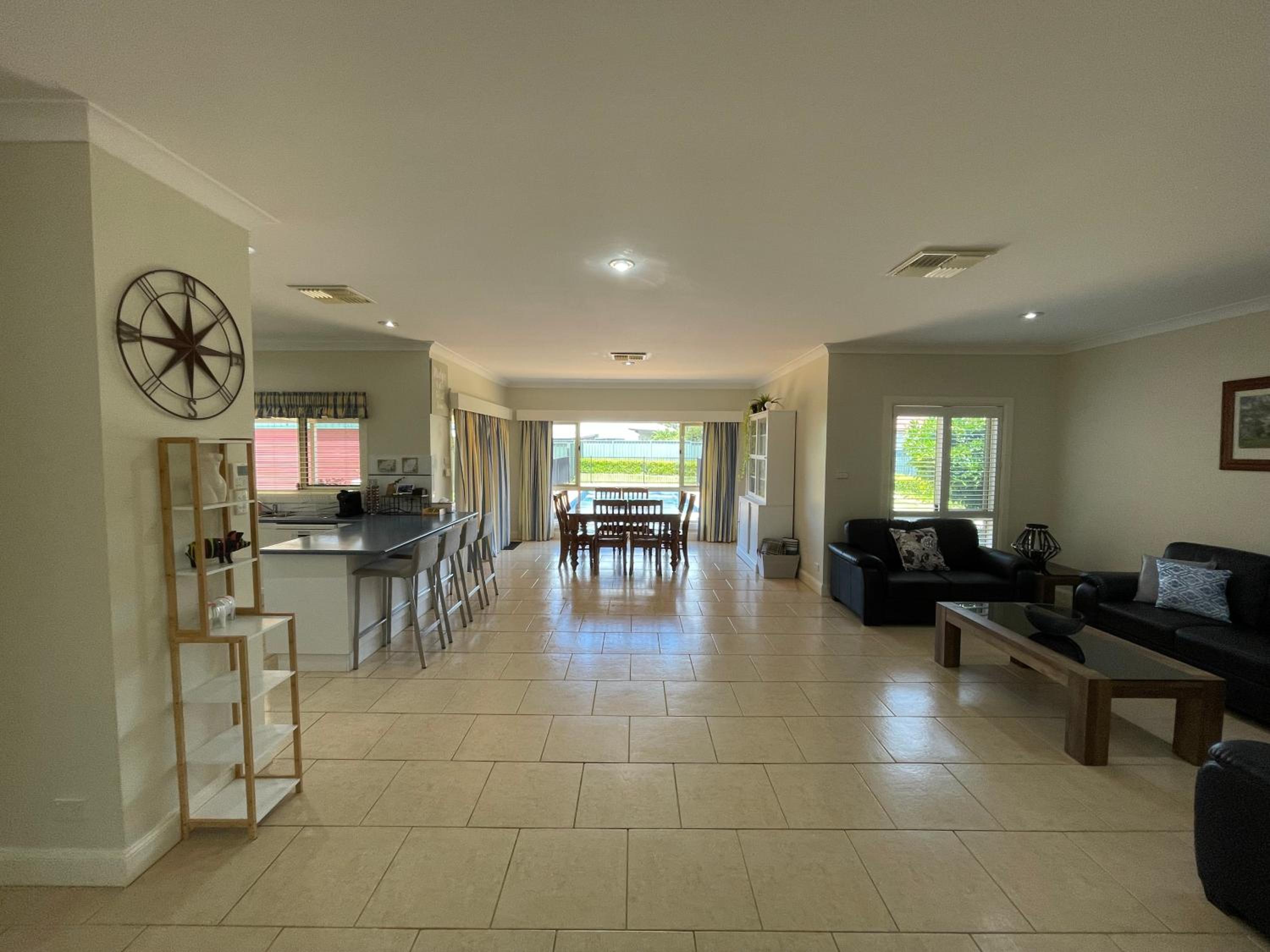 Spacious resort style property with pool in Mudgee - Rest Easy Mudgee Villa