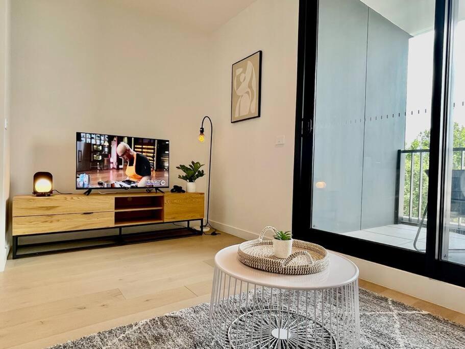 Apt w/ Parking near Vic Mkt up to 4px Wifi Netflix