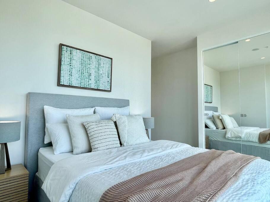 Apt w/ Parking near Vic Mkt up to 4px Wifi Netflix