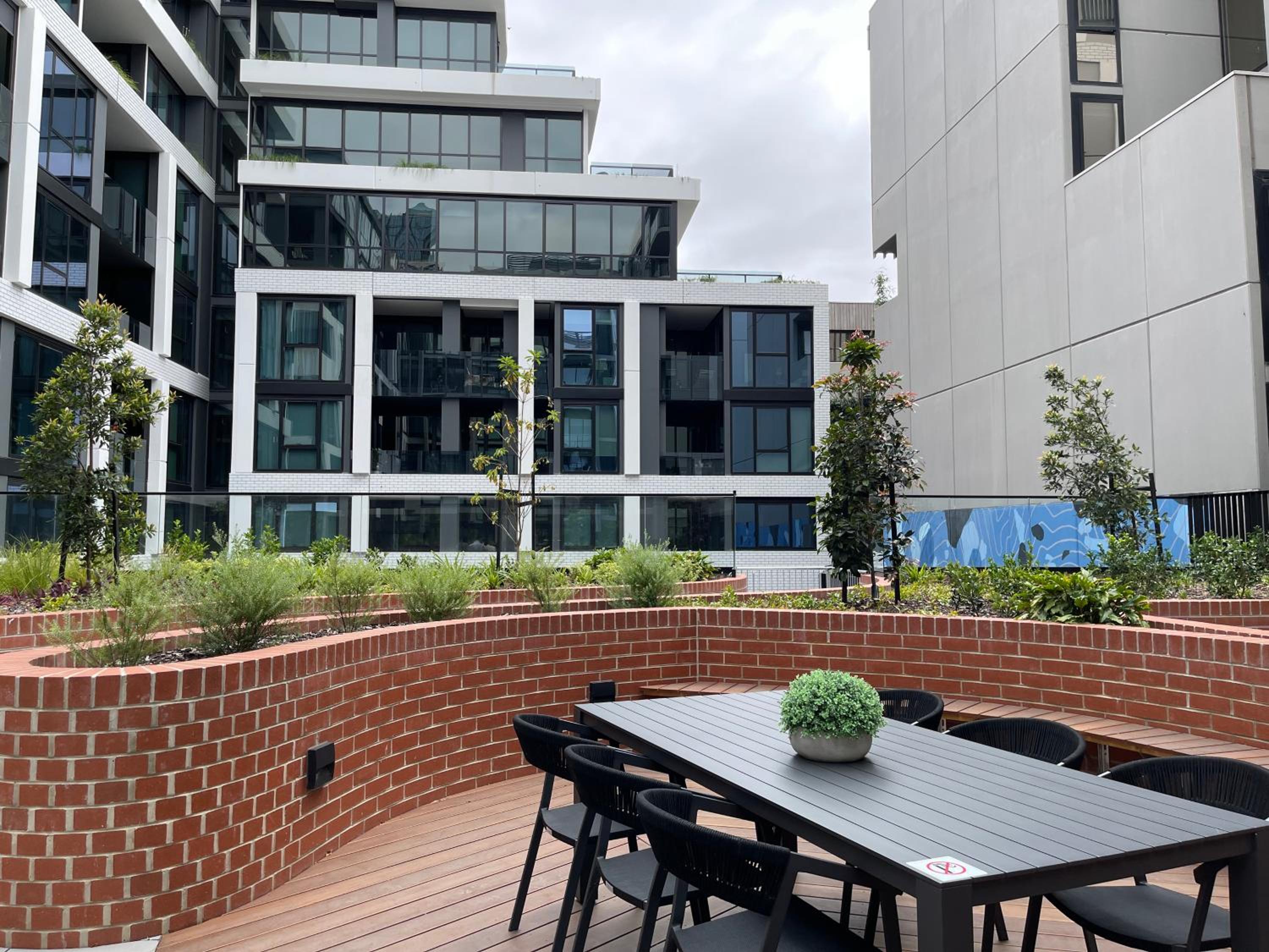 Apt w/ Parking near Vic Mkt up to 4px Wifi Netflix