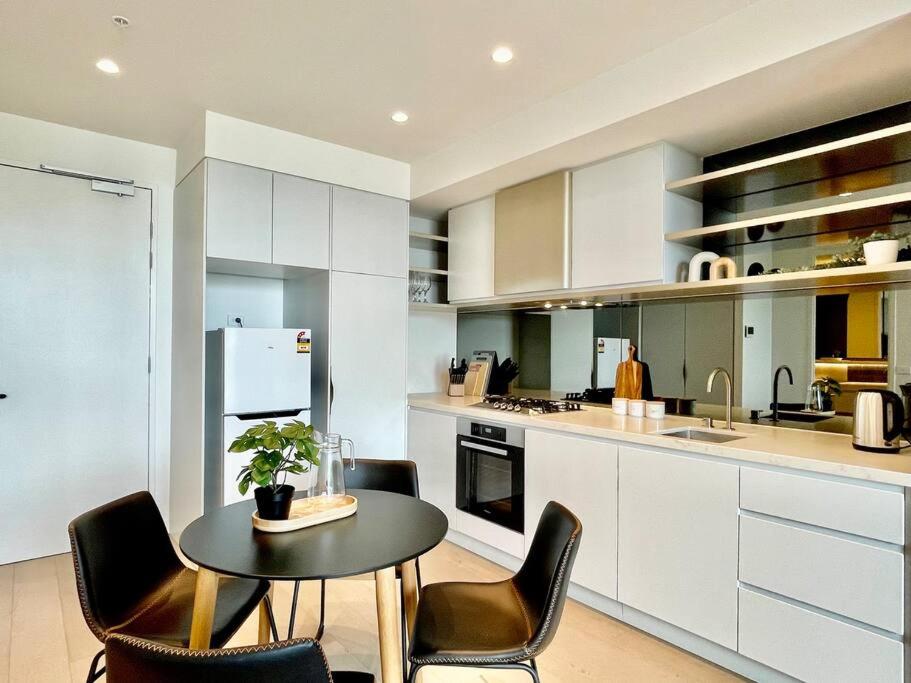 Apt w/ Parking near Vic Mkt up to 4px Wifi Netflix
