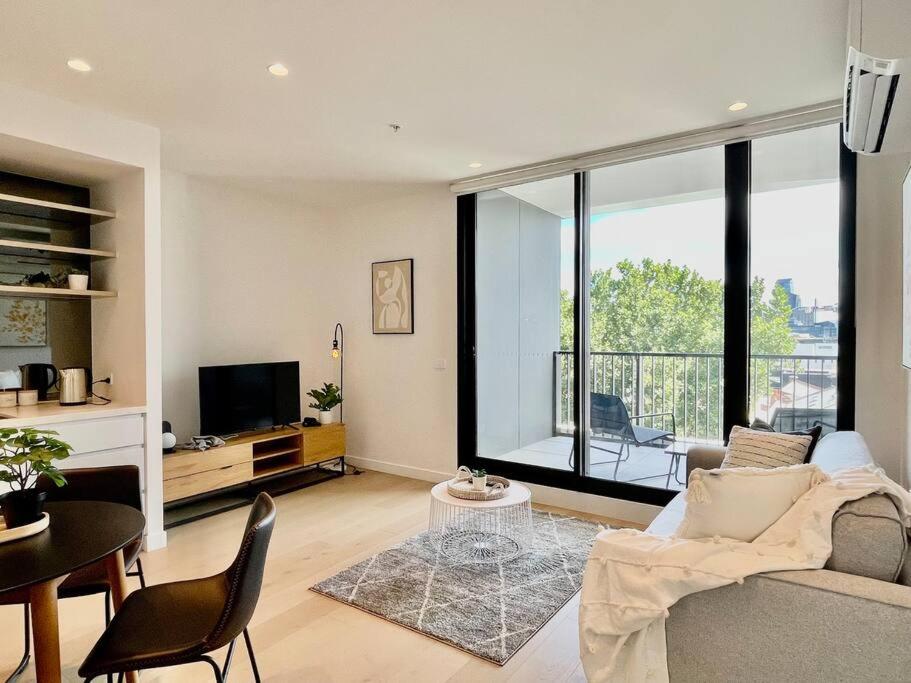Apt w/ Parking near Vic Mkt up to 4px Wifi Netflix