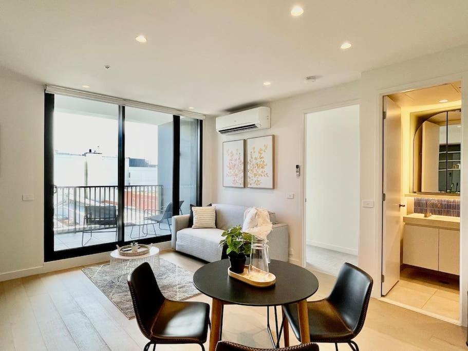 Apt w/ Parking near Vic Mkt up to 4px Wifi Netflix