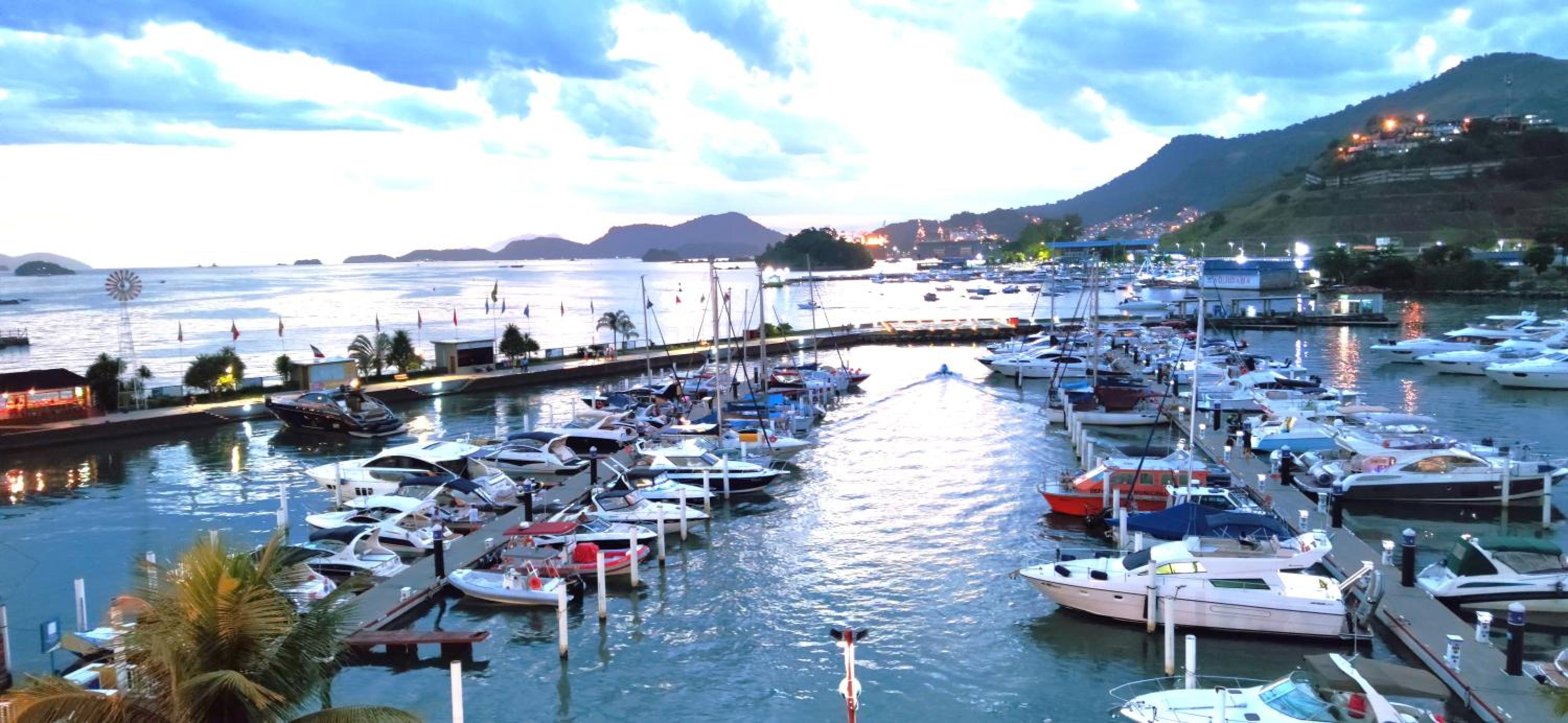 Cobertura frente mar , um andar , na Marina Piratas com estacionamento
