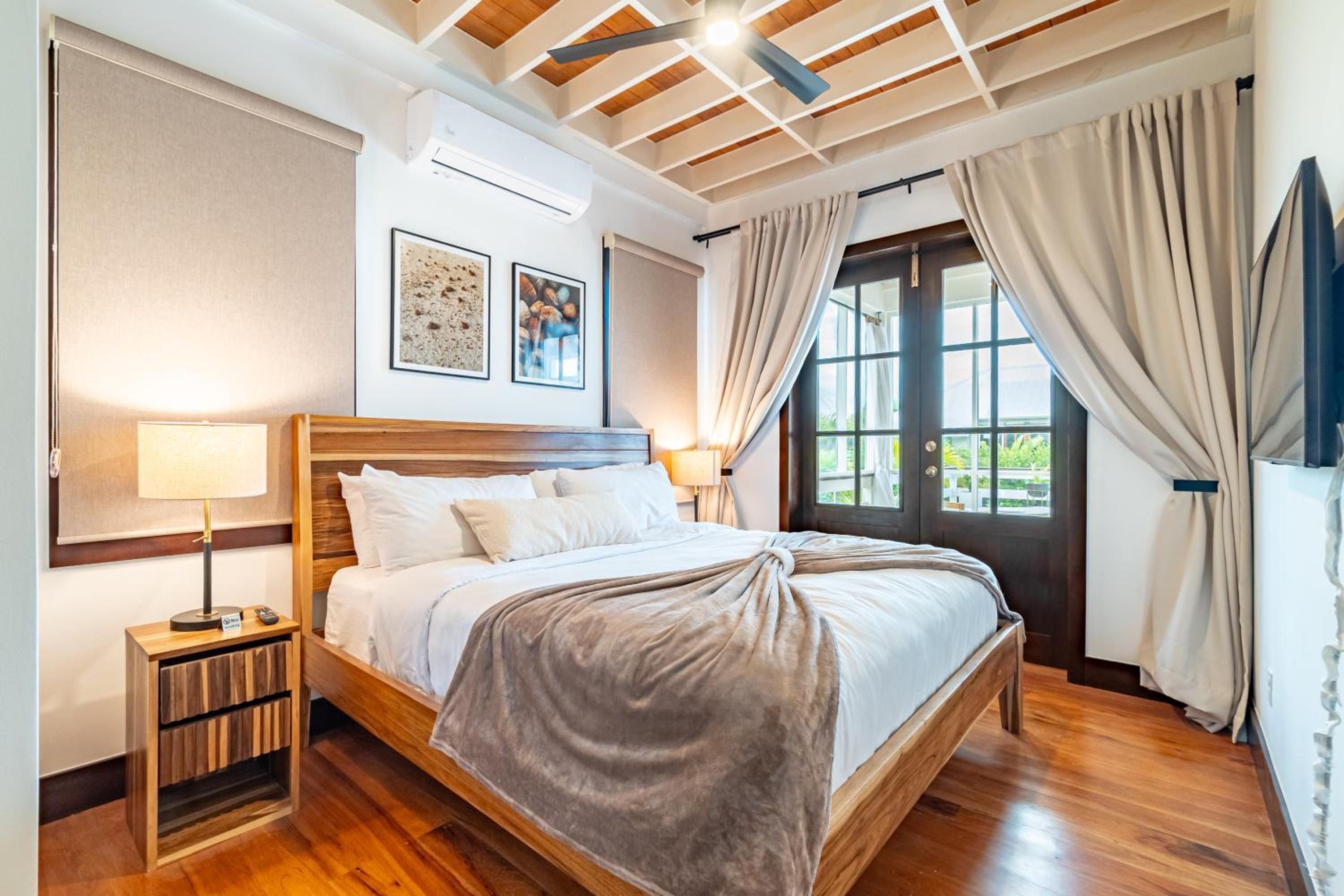 Livengood Properties BZ+The PoolClub@Mahogany Bay!