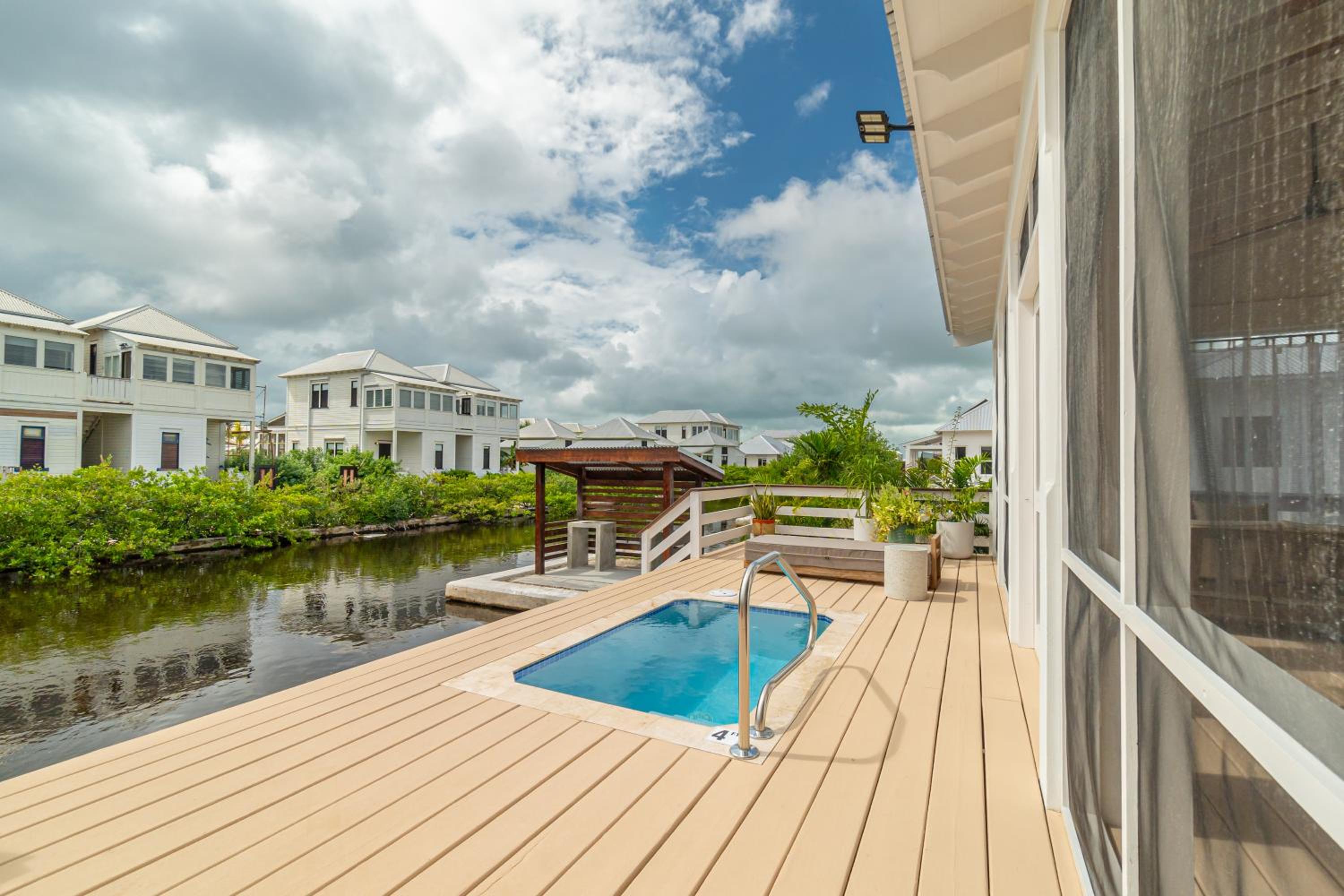 Livengood Properties BZ+The PoolClub@Mahogany Bay!