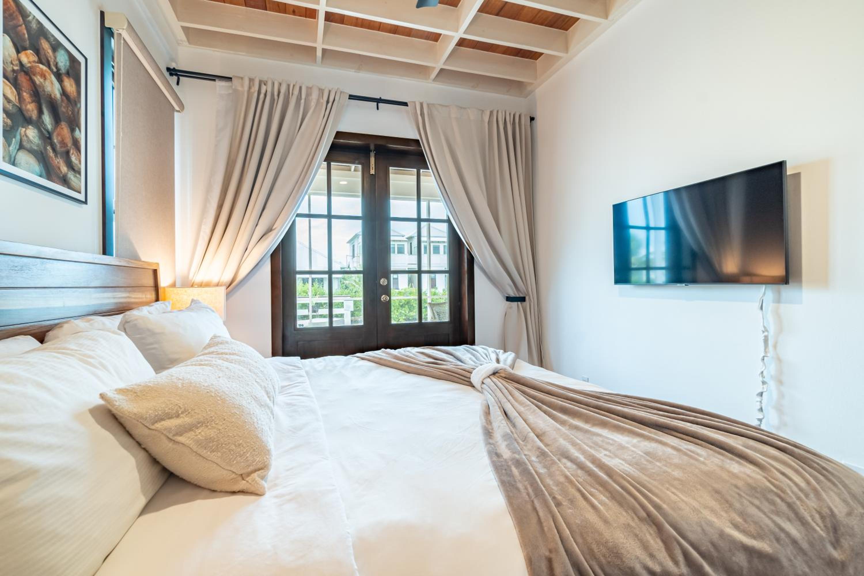 Livengood Properties BZ+The PoolClub@Mahogany Bay!