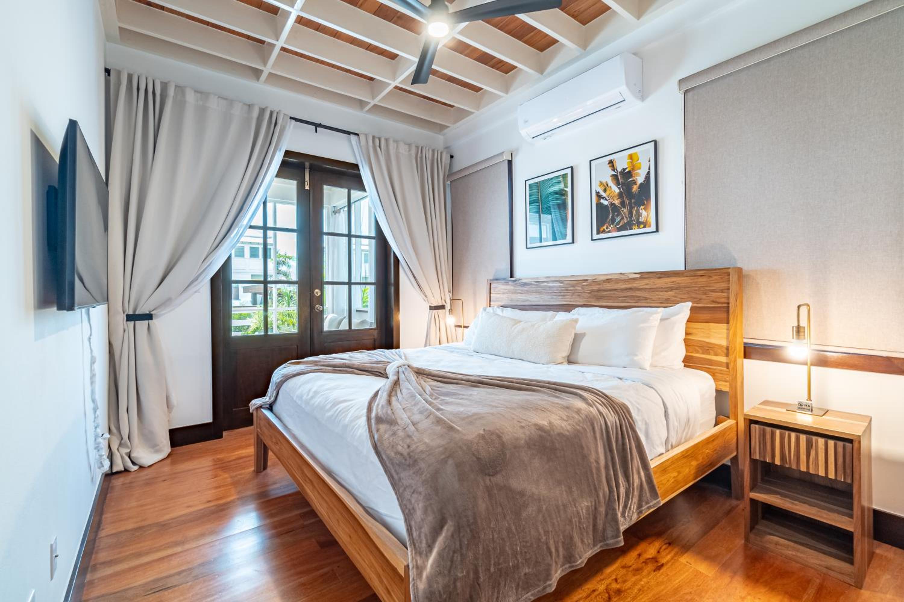 Livengood Properties BZ+The PoolClub@Mahogany Bay!