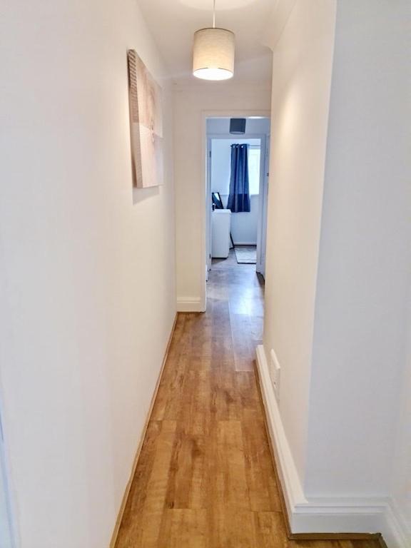 2 Bed Spacious Apartment, Sleeps 4, Free Wifi, Free Parking, Amenities Nearby, Good Transport Links Nearby, Contractors and Holidays