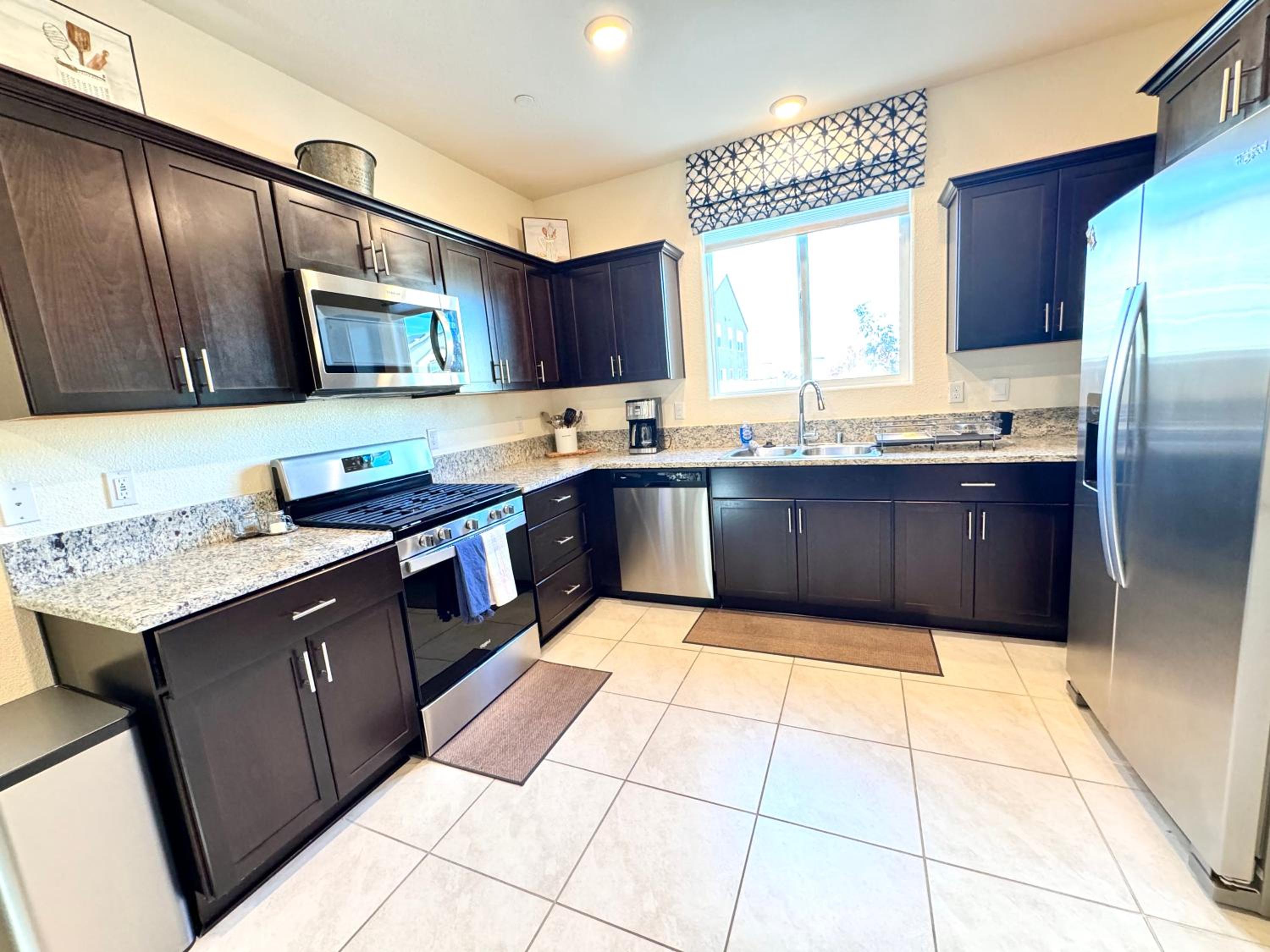 Modern 5 bed near hospitals and UC Merced view 2