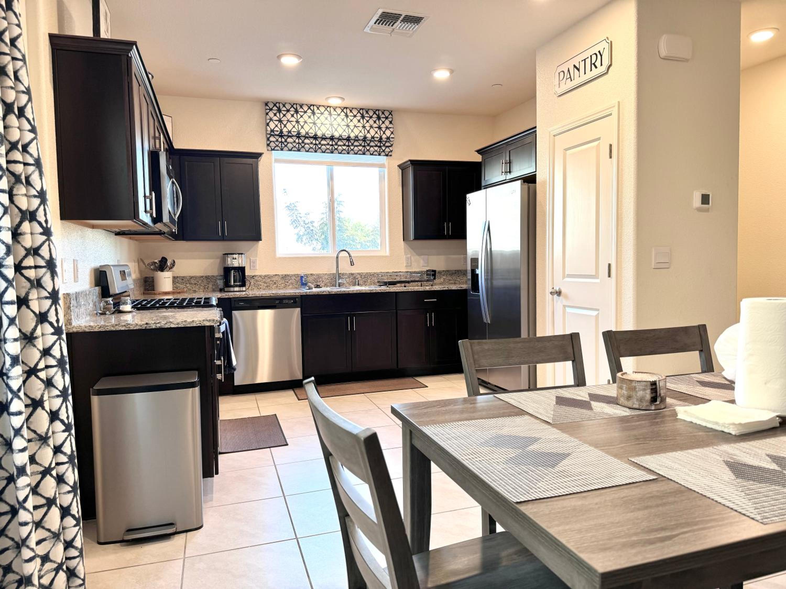 Modern 5 bed near hospitals and UC Merced view 3