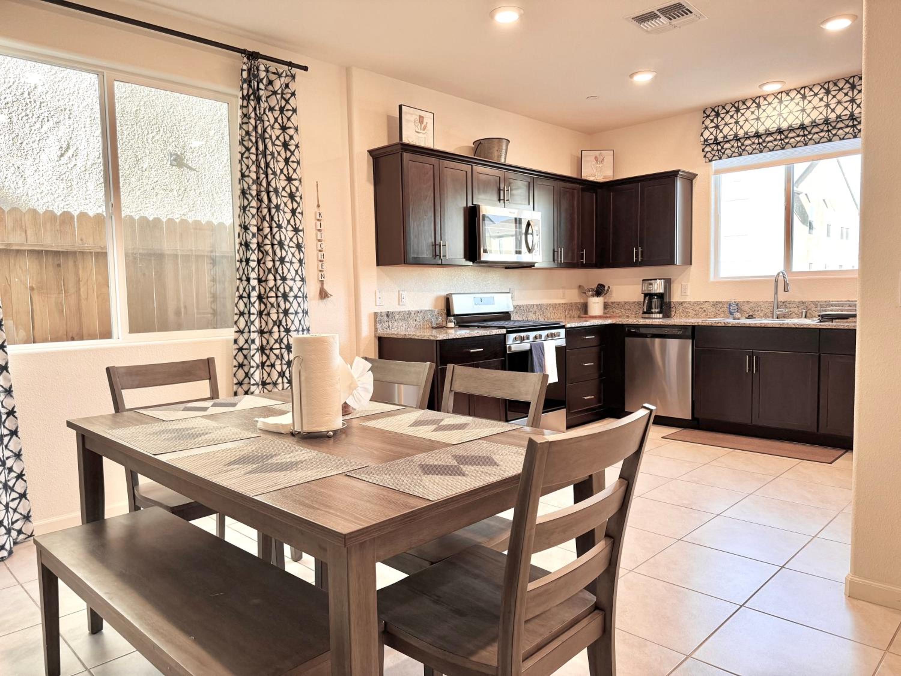 Modern 5 bed near hospitals and UC Merced view 4