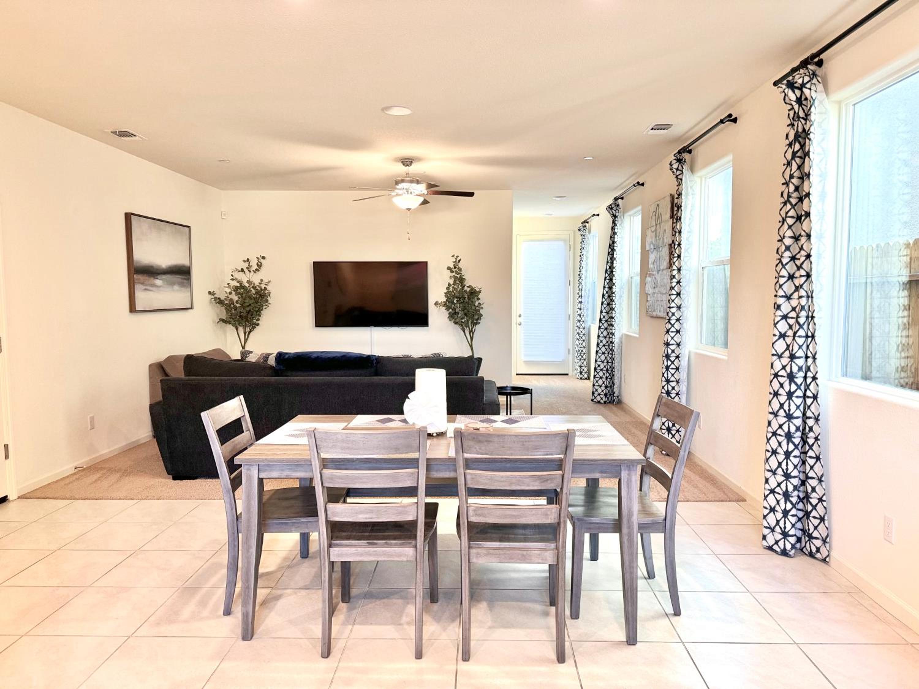 Modern 5 bed near hospitals and UC Merced view 5