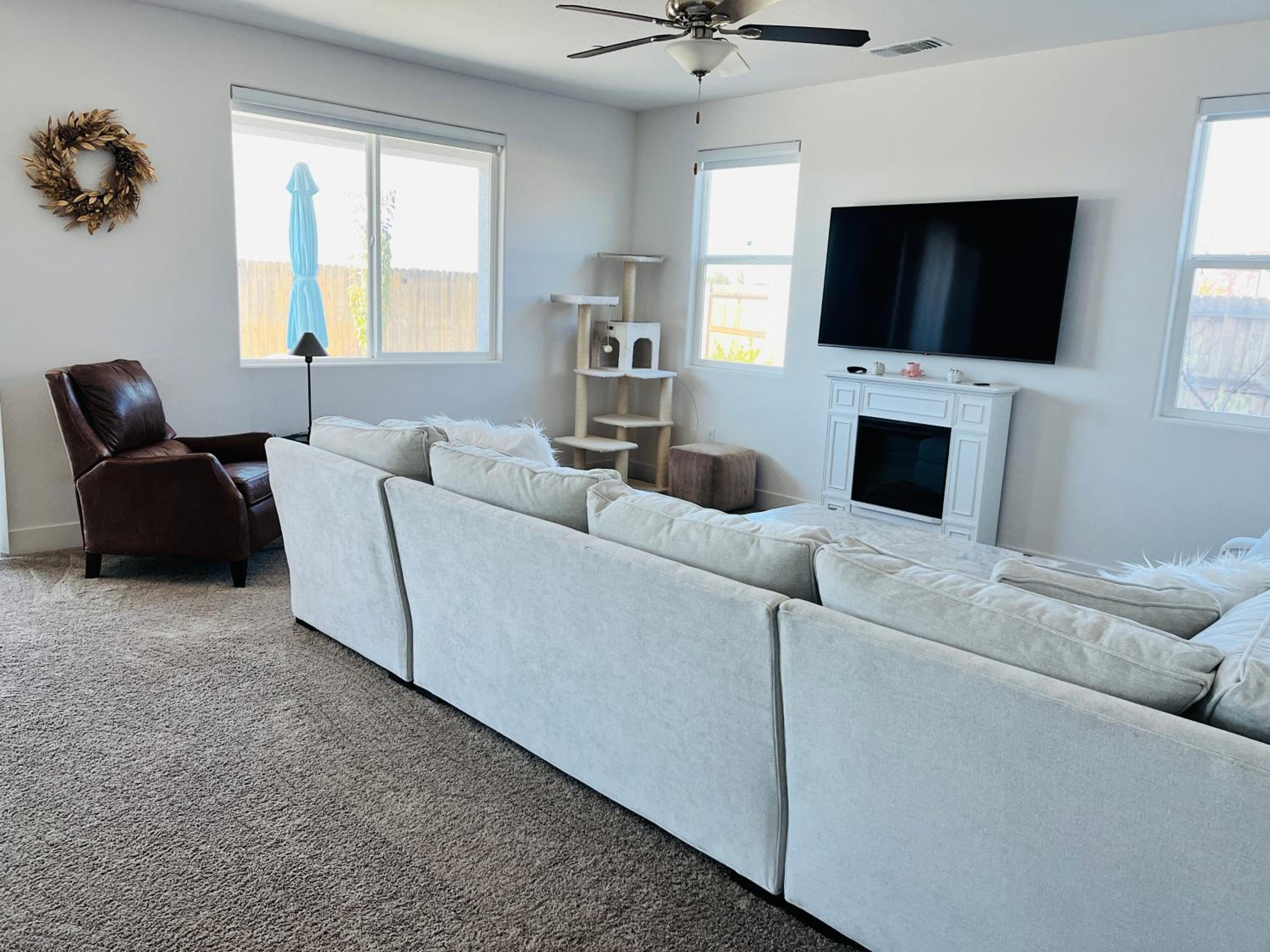 Modern Quiet Ripon Home - Whole House with Garage view 4