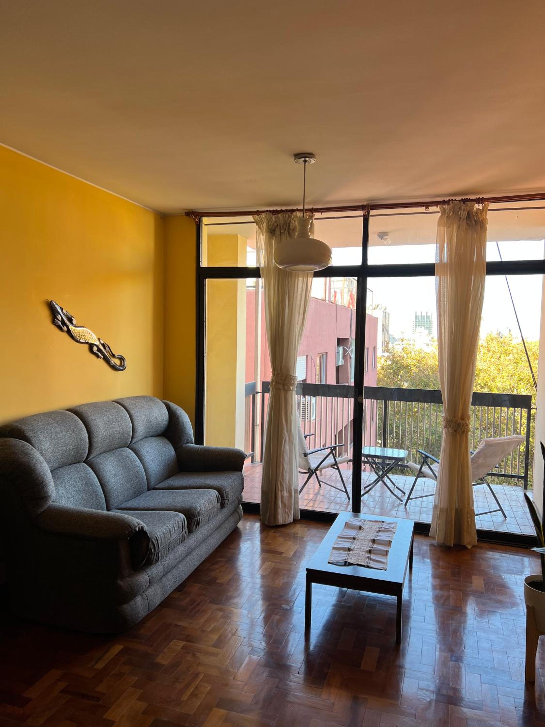 DEPARTAMENTO CÉNTRICO CON COCHERA