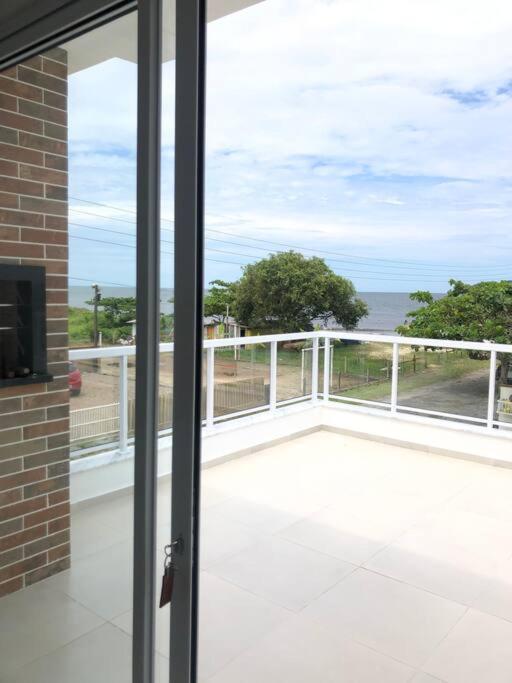 Casa nova com vista para o mar 30 metros do mar