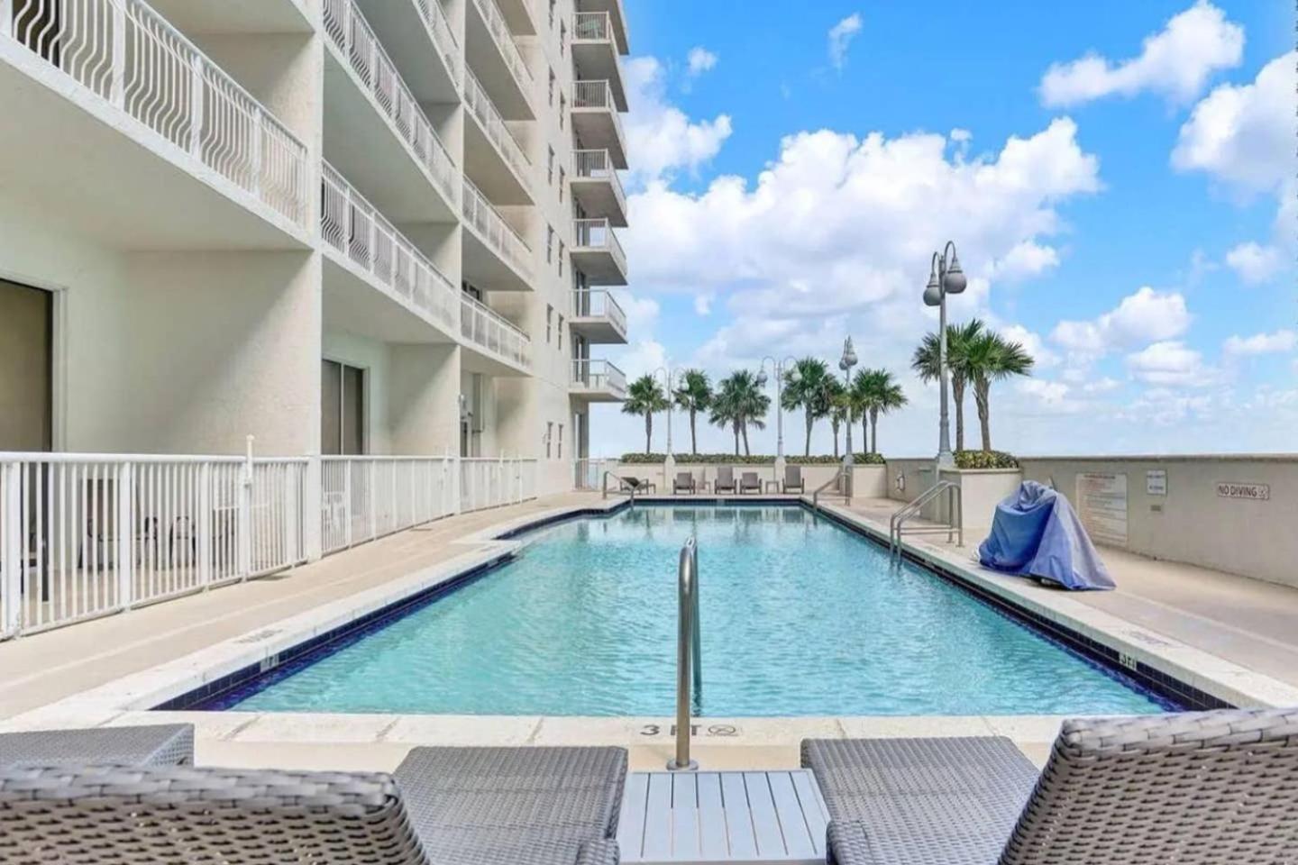 Downtown Miami Brickell Bay & Pool View 4 Bedrooms