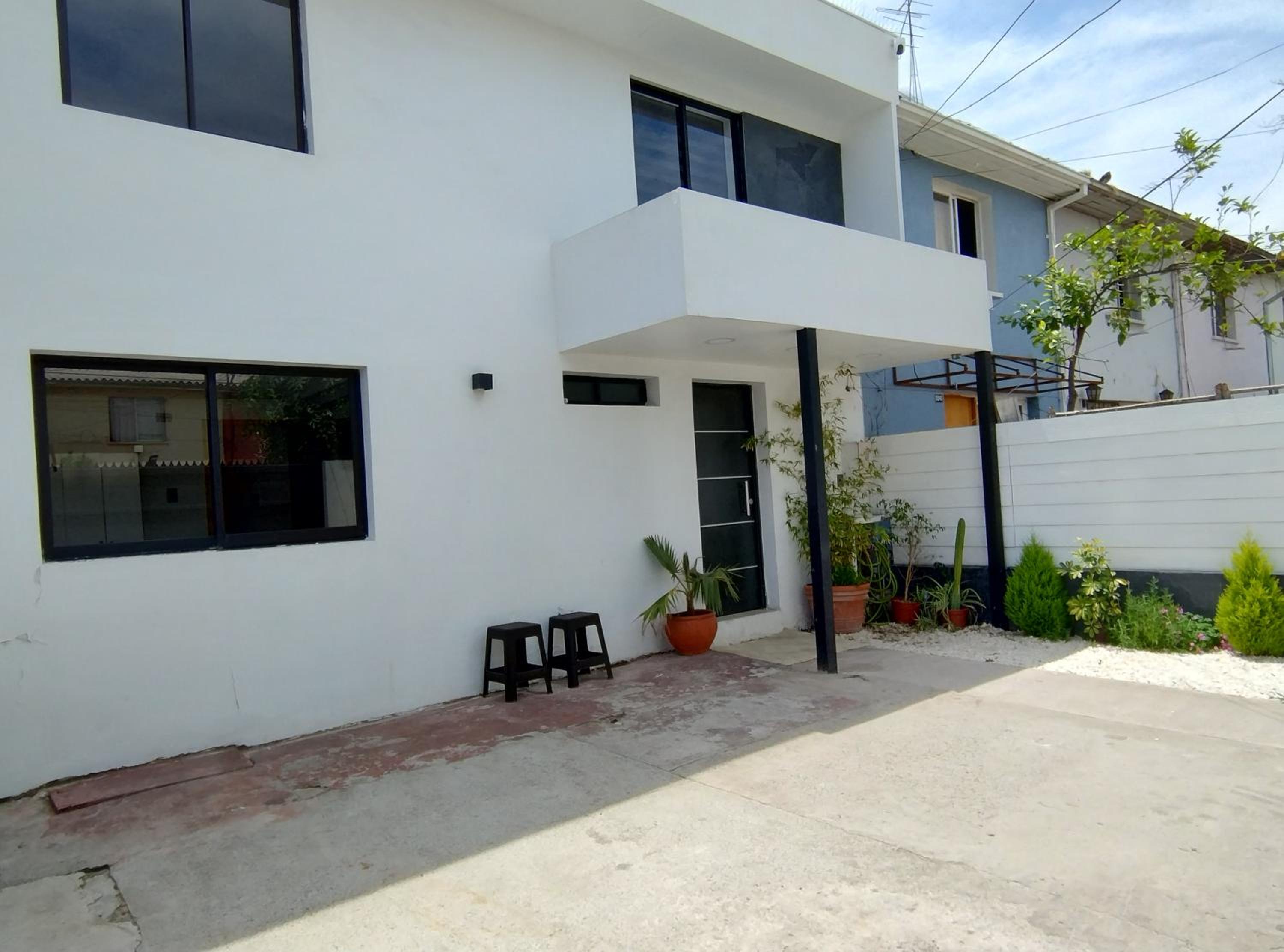 casa entera con estacionamiento