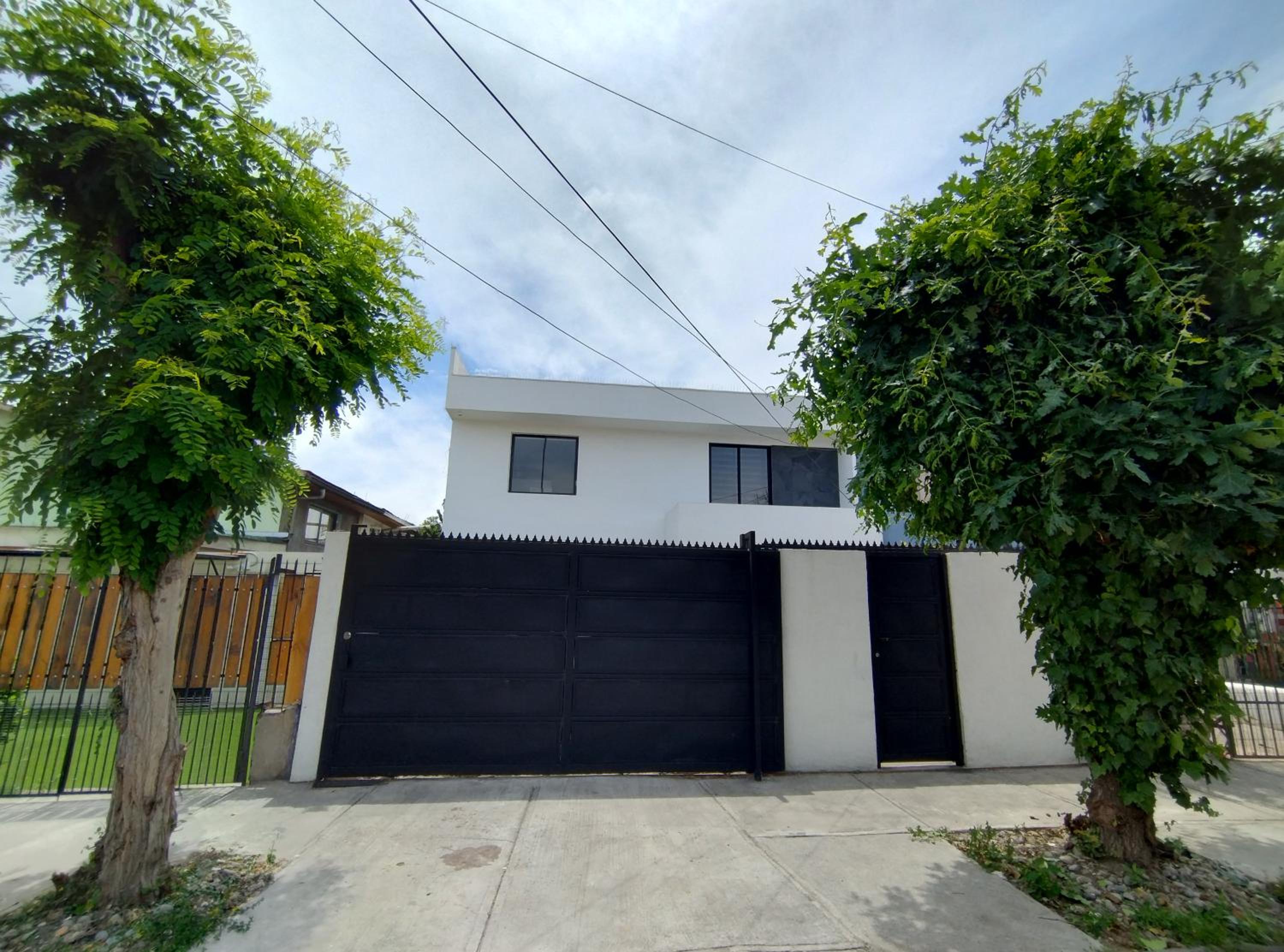 casa entera con estacionamiento