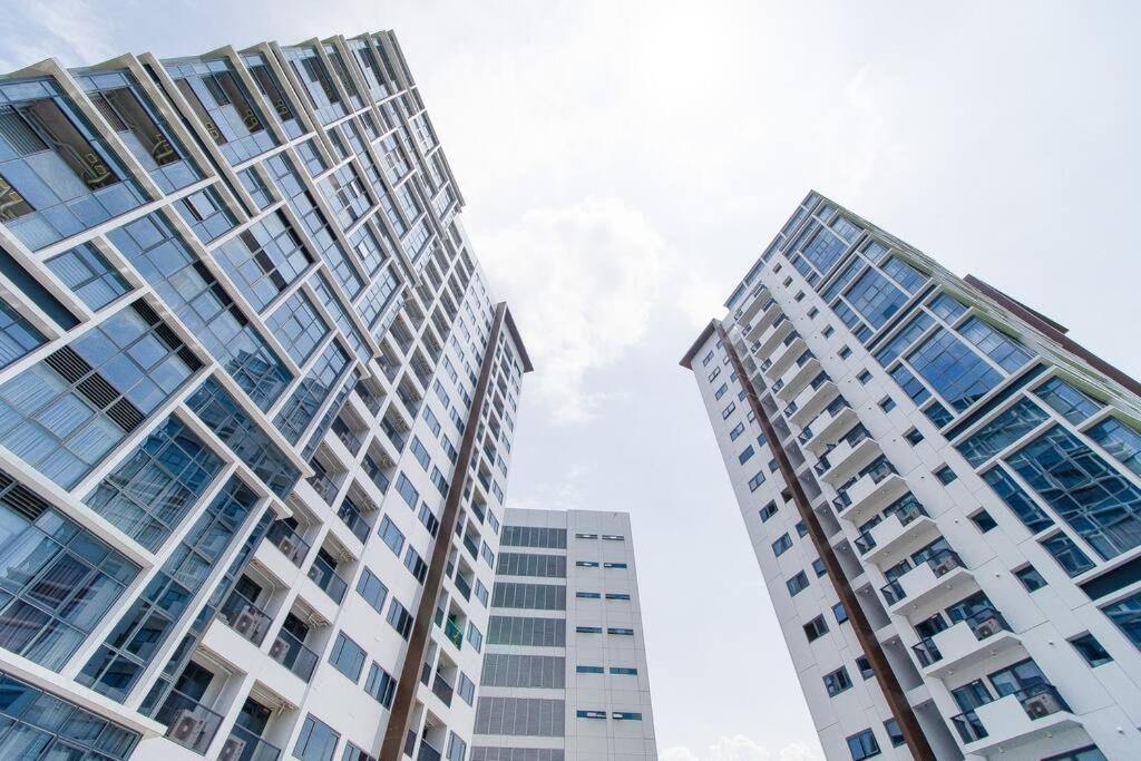 OMP 17J-T1, Seaview, Beach, Pool Access,Near Airport, Fast Wi-fi, Netflix