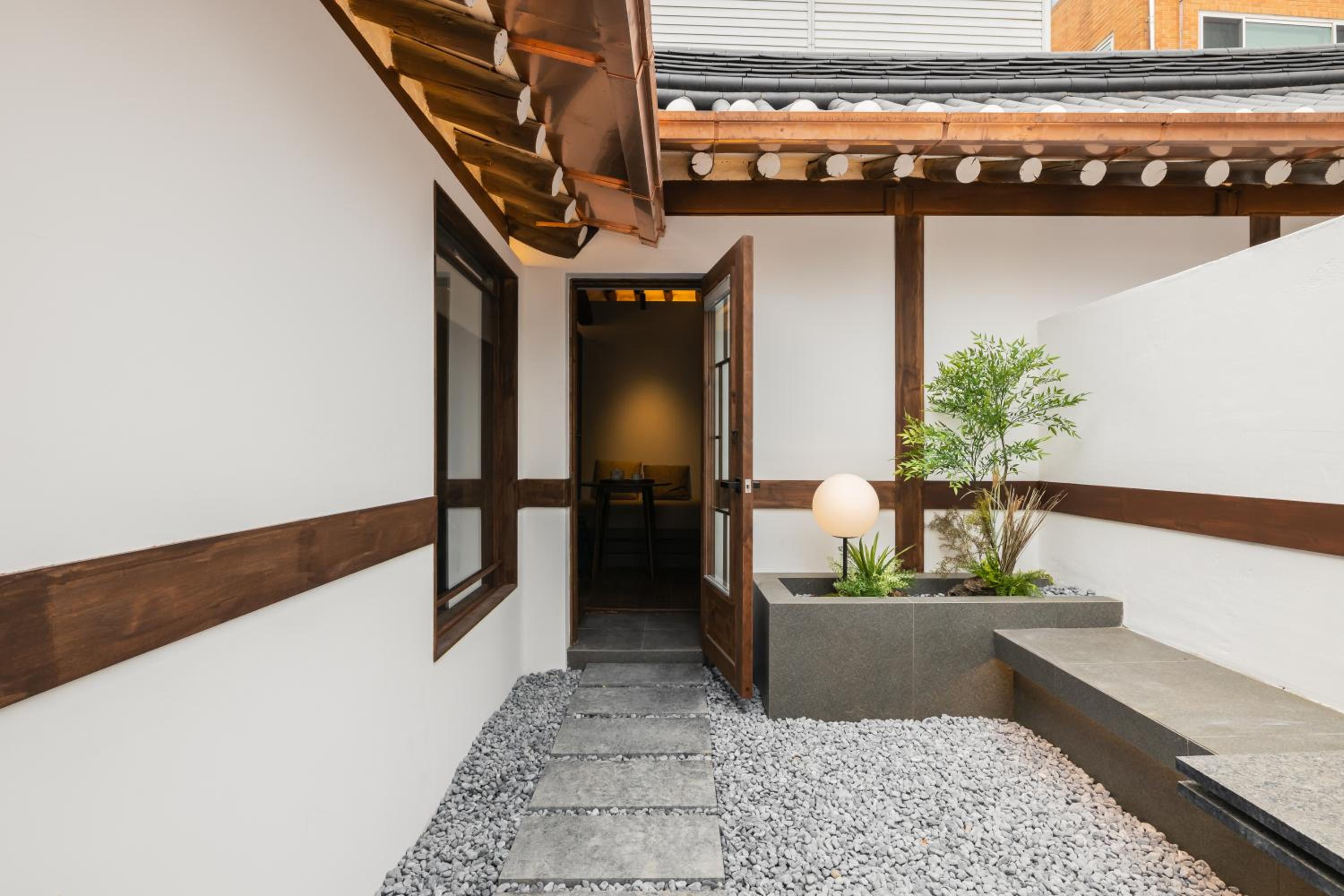 Luxury Hanok Stay Warm Hearth - West