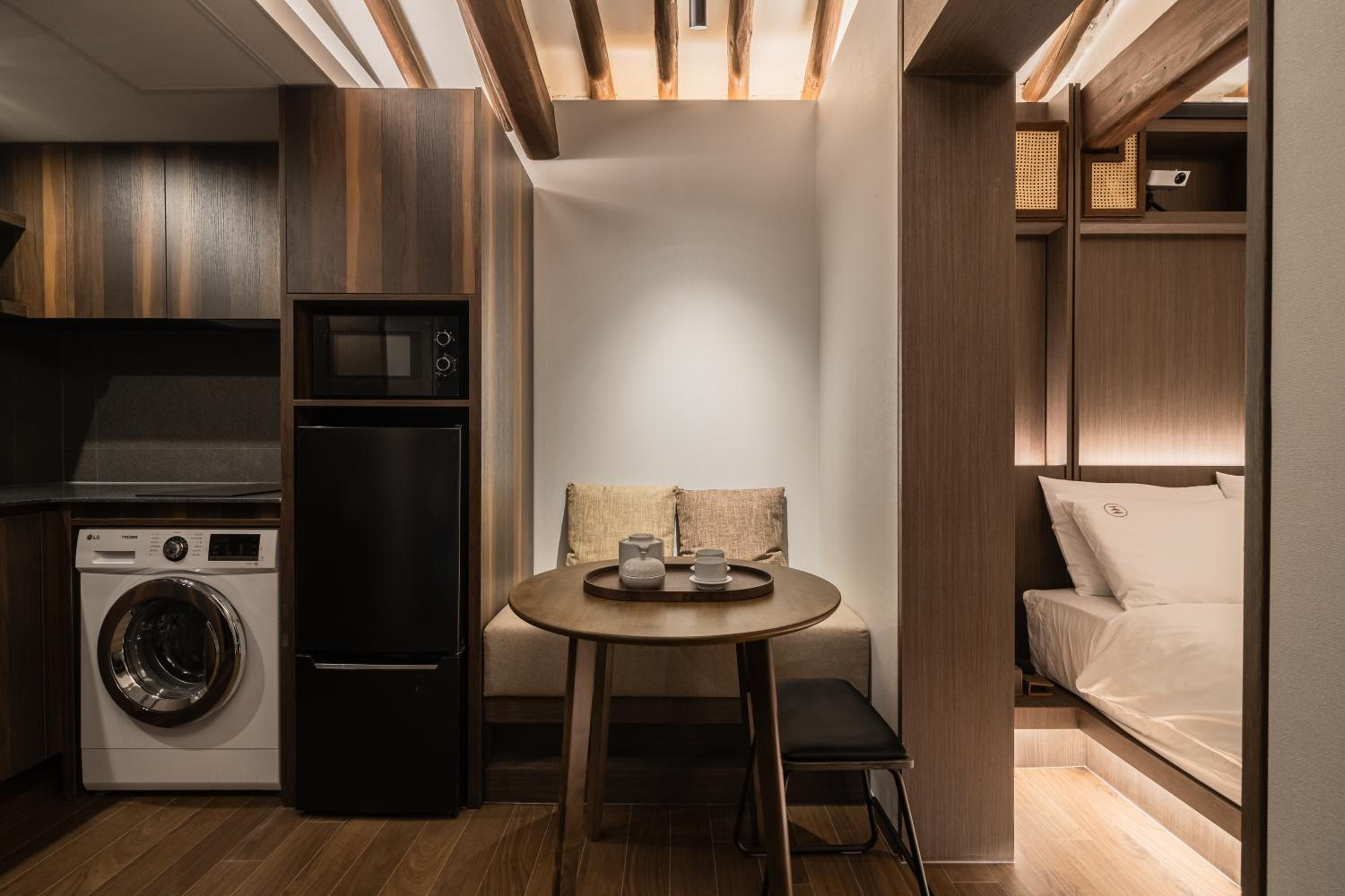 Luxury Hanok Stay Warm Hearth - West