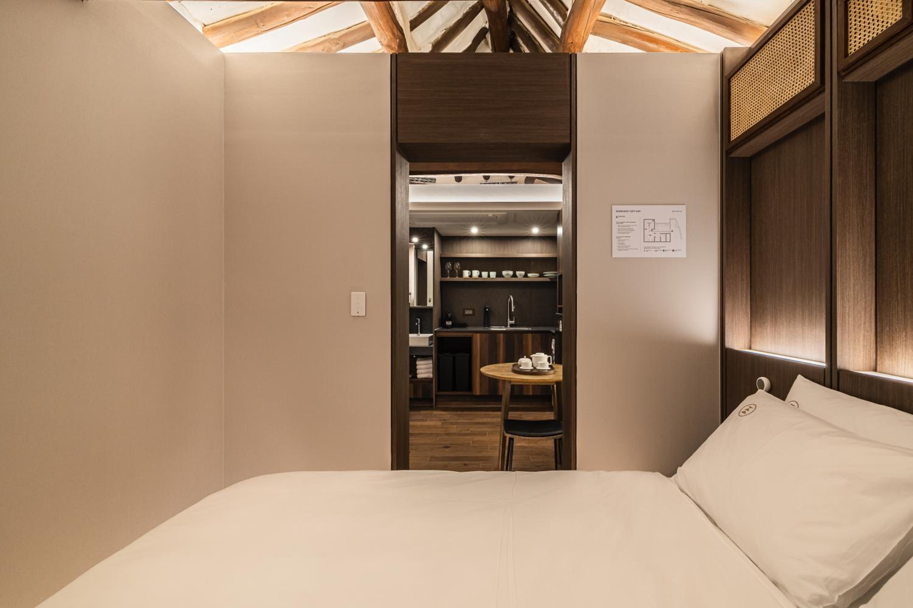 Luxury Hanok Stay Warm Hearth - West