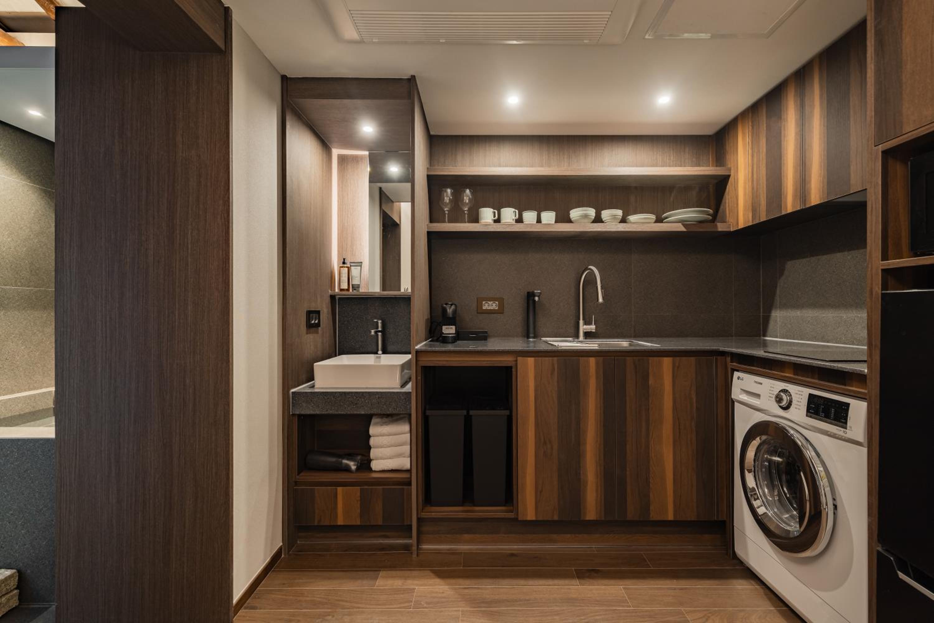 Luxury Hanok Stay Warm Hearth - West
