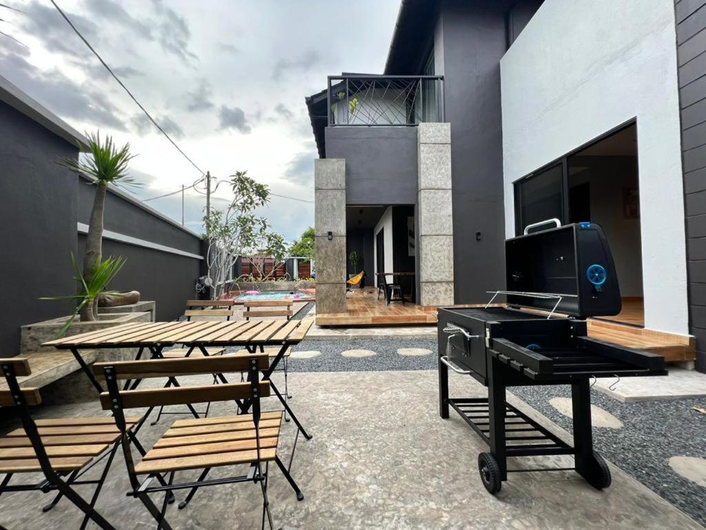 LA Villas Kuantan Private Pool,Near Beach,BBQ,Karaoke photo 2