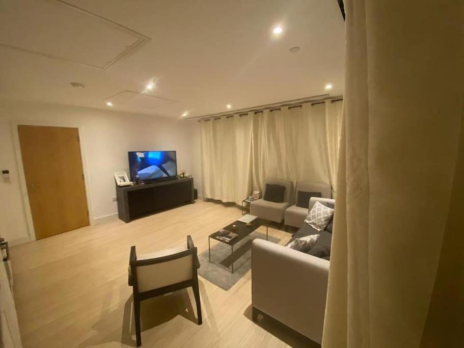 Luxury 2 bed ensuite 2 bathroom apartment East Croydon view 2