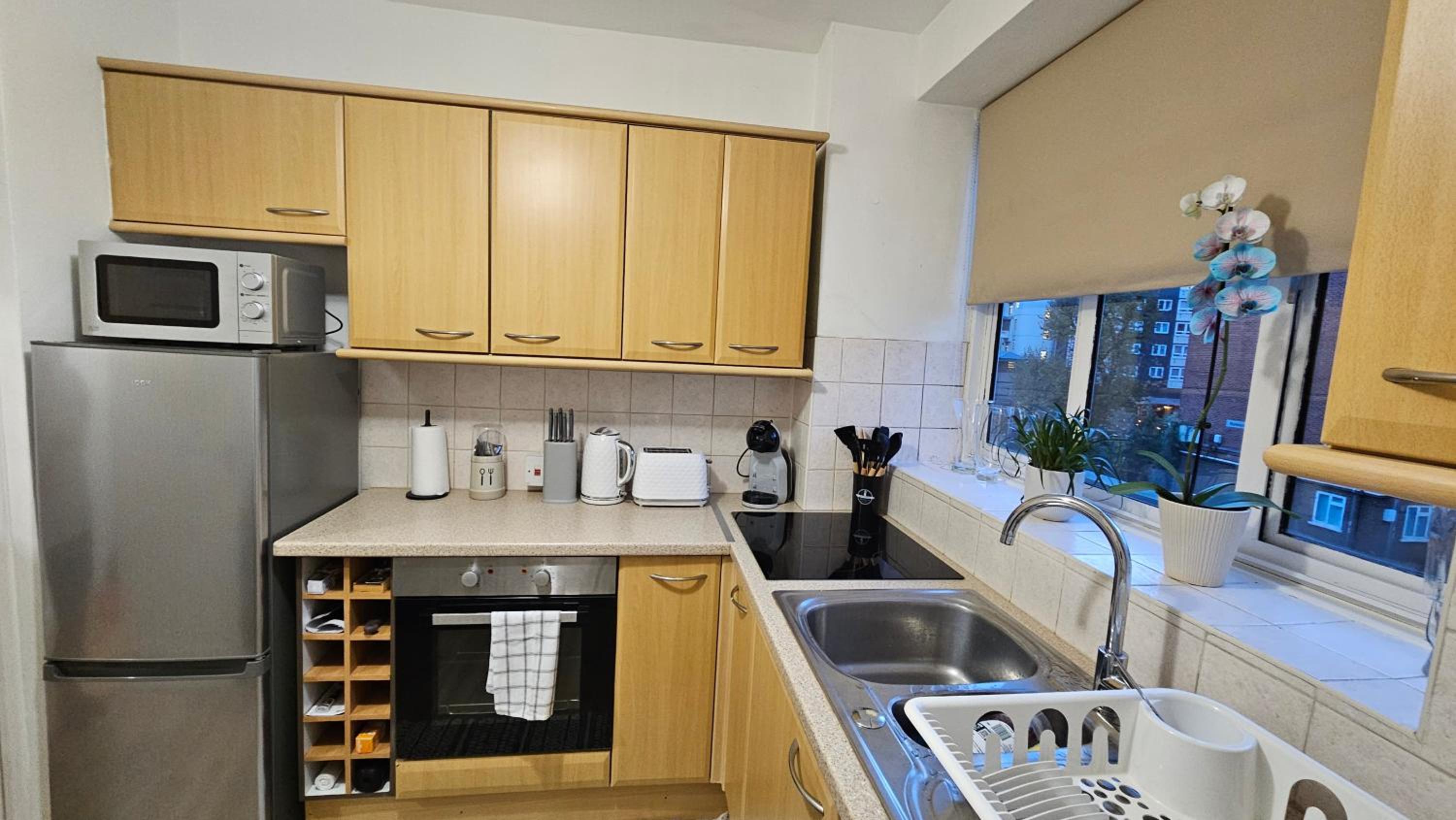 Spacious Two Bedroom Apartment in Battersea, Free Parking