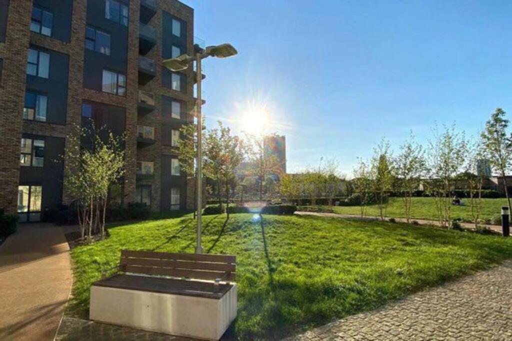 Luxury 2 bed ensuite 2 bathroom apartment East Croydon view 3