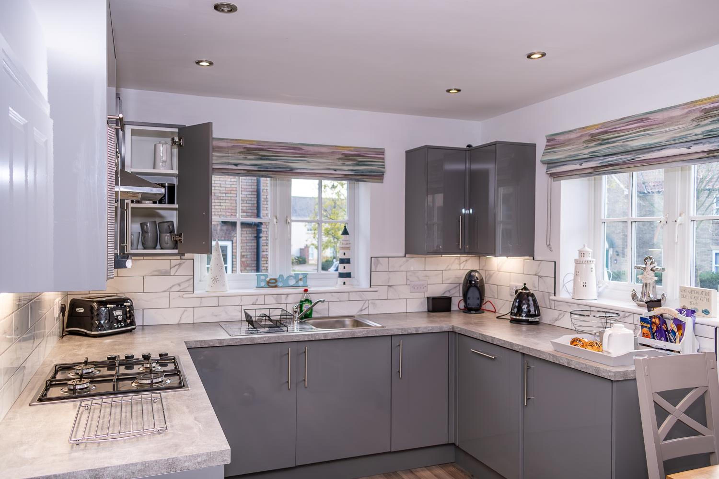 Rockpool cottage at The Bay holiday village Filey, 3 bed sleeps 6 dog friendly, free leisure facilities, direct beach access, pub & shop view 5