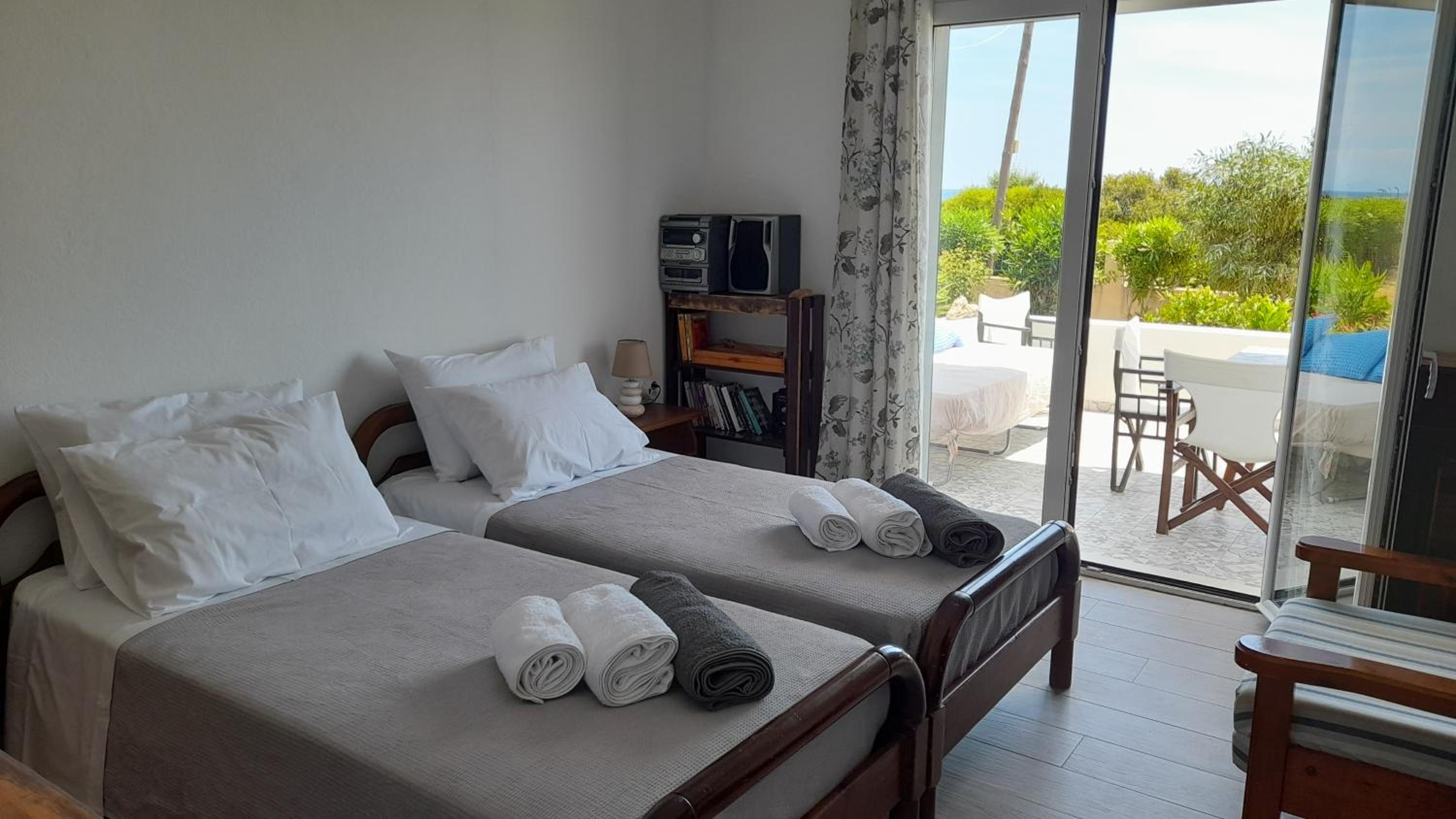 Beachfront Oleanders House in Skala